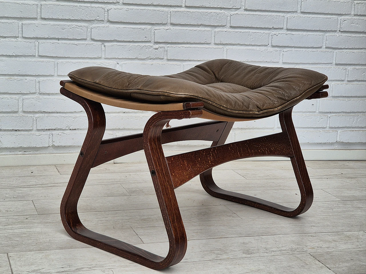 Norwegian lounge chair, with footrest, 1970s 6