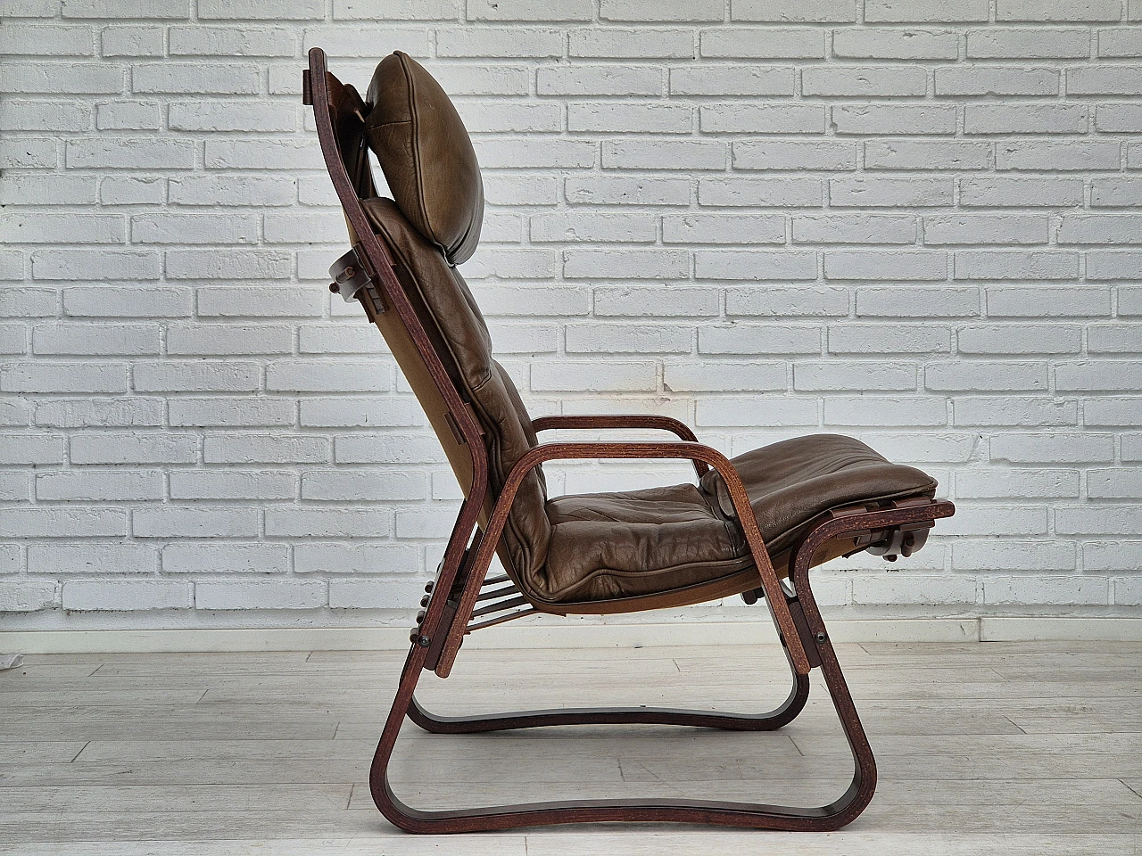 Norwegian lounge chair, with footrest, 1970s 11