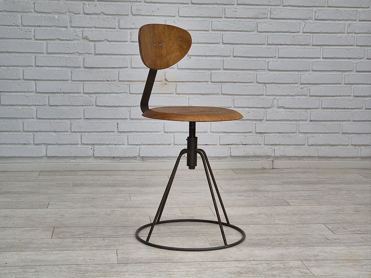 1960s, Swedish swivel chair, original condition, bent plywood. 1