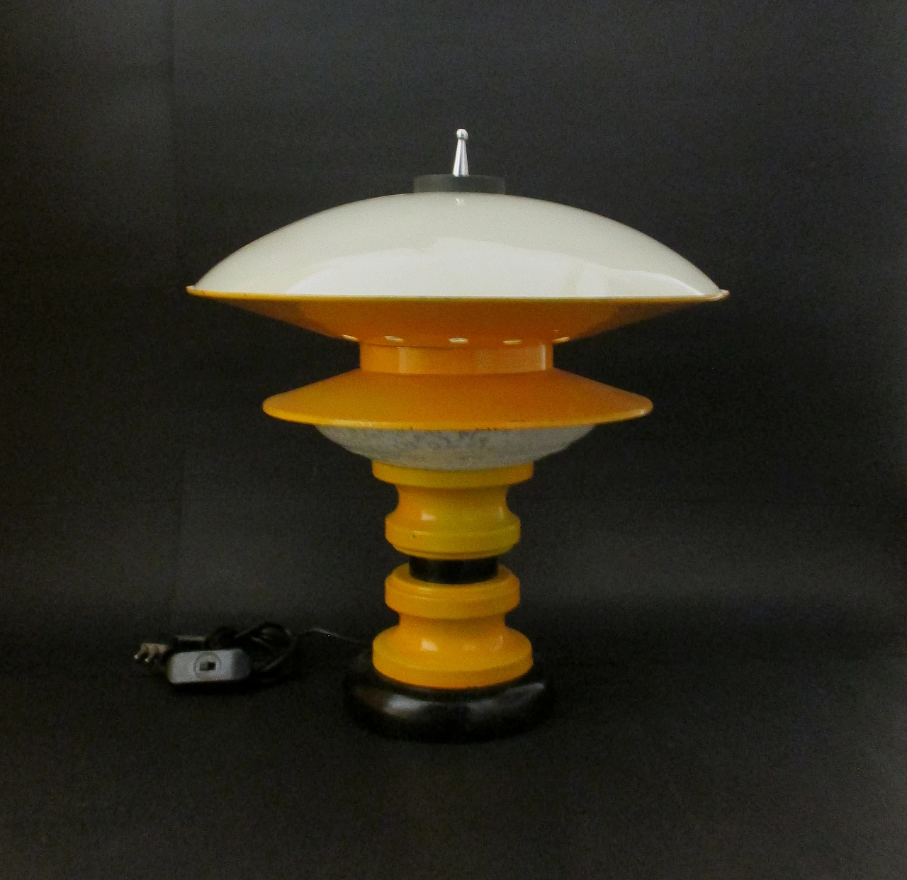 Lampada da tavolo Space Age in metallo e vetro opalino, anni '60 3