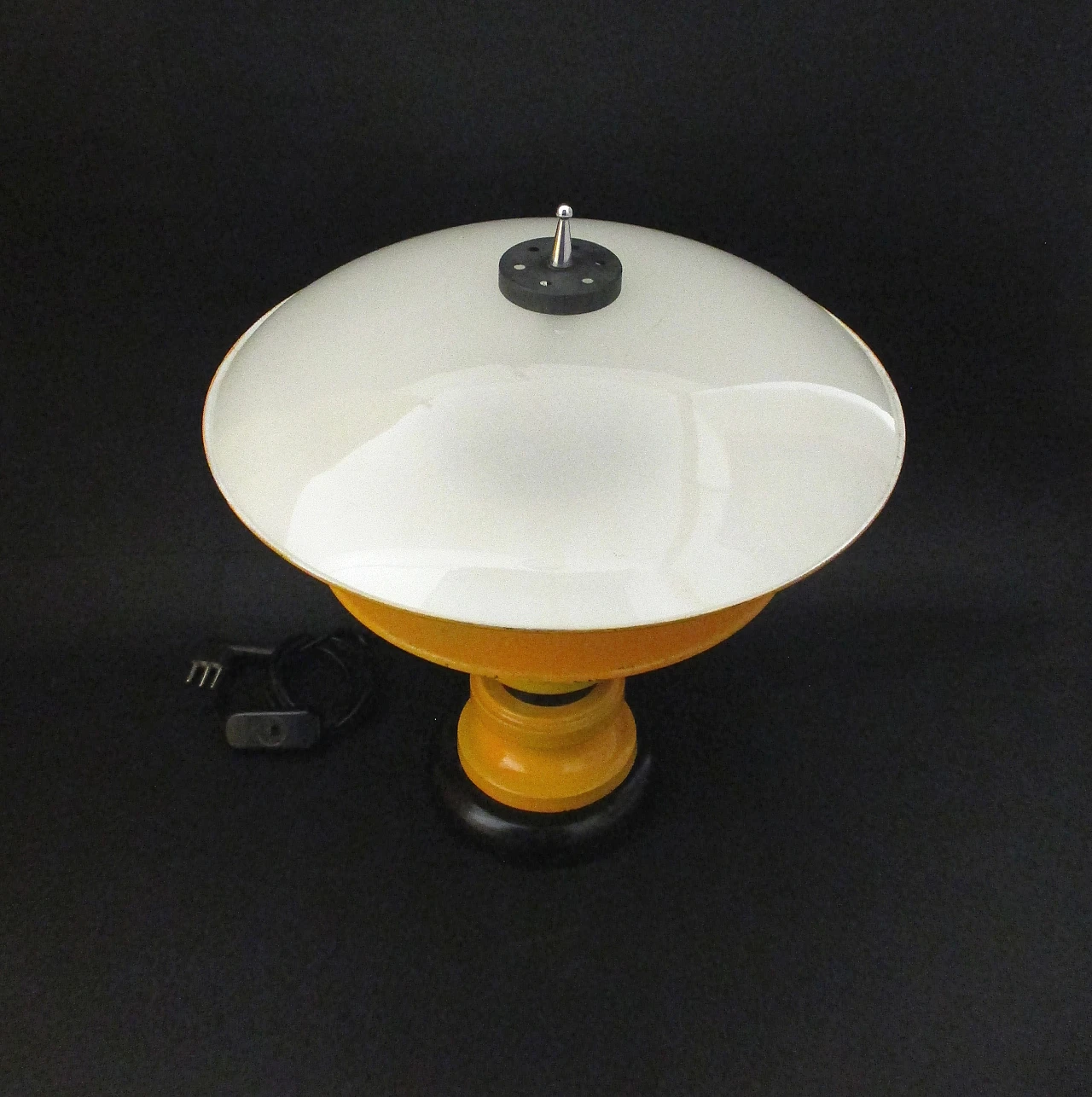 Lampada da tavolo Space Age in metallo e vetro opalino, anni '60 4