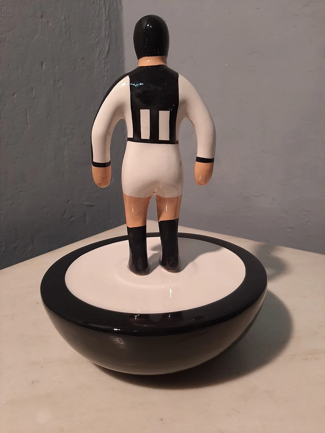 Scultura Subbuteo gigante FC Inter in ceramica 5