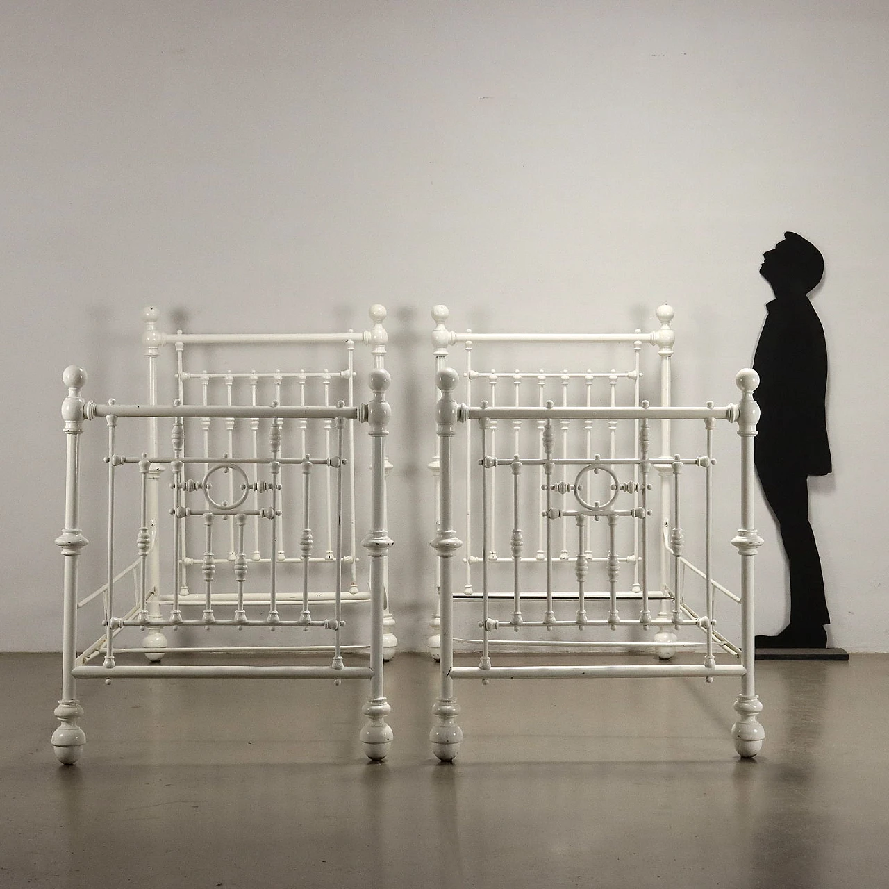 Pair of white lacquered wrought iron single beds, early 20th century 2