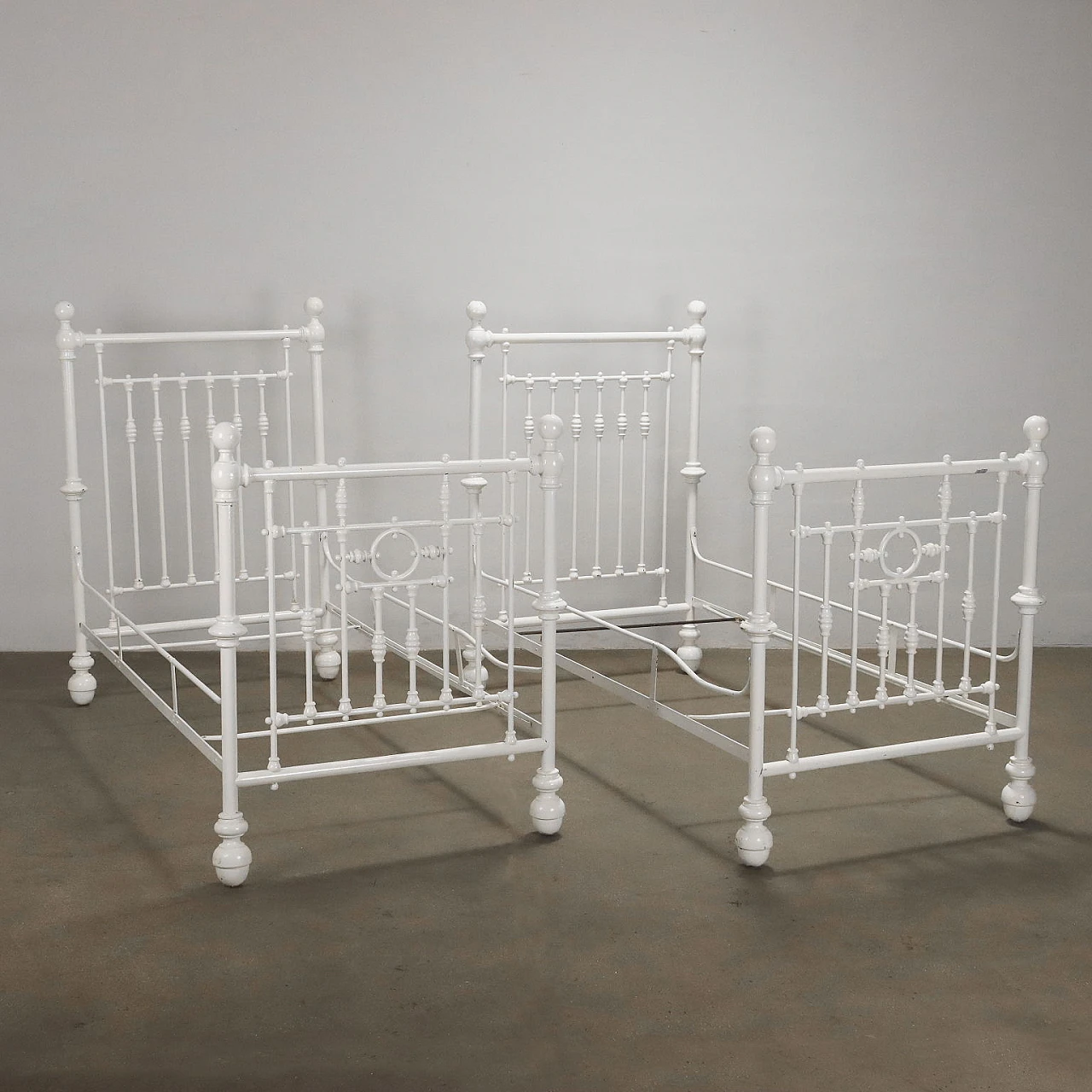 Pair of white lacquered wrought iron single beds, early 20th century 3