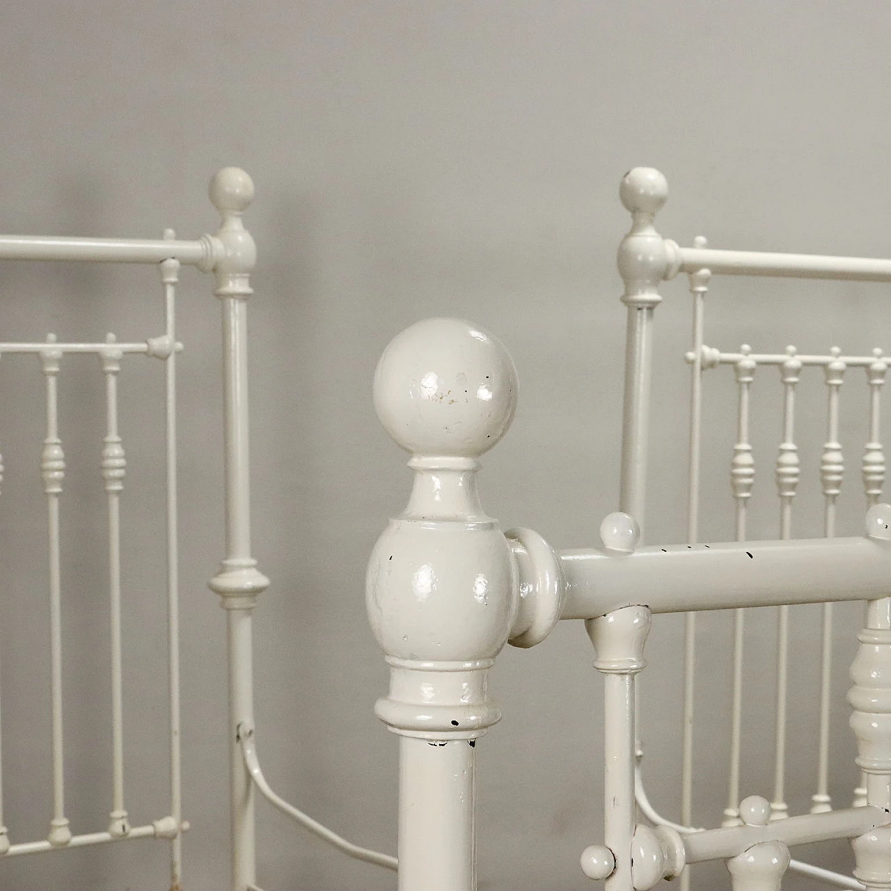 Pair of white lacquered wrought iron single beds, early 20th century 4