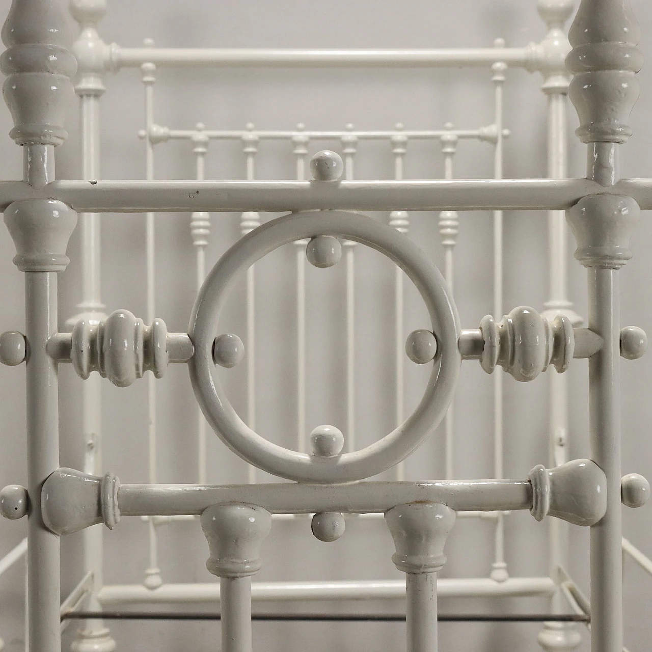 Pair of white lacquered wrought iron single beds, early 20th century 7