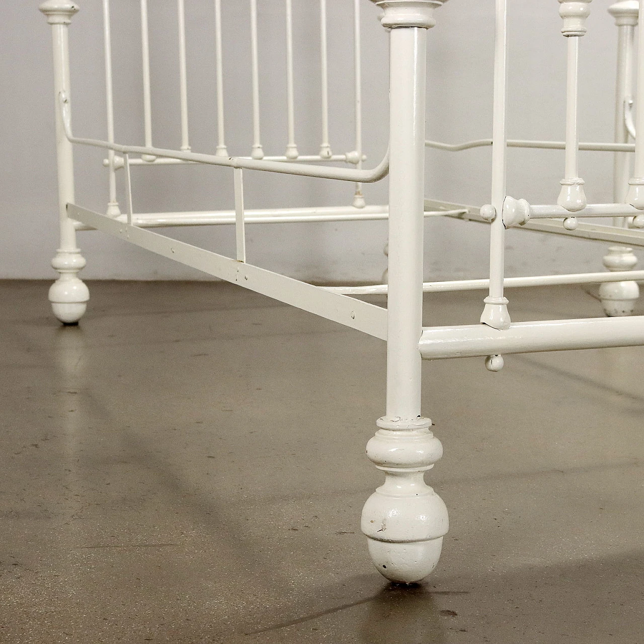 Pair of white lacquered wrought iron single beds, early 20th century 10