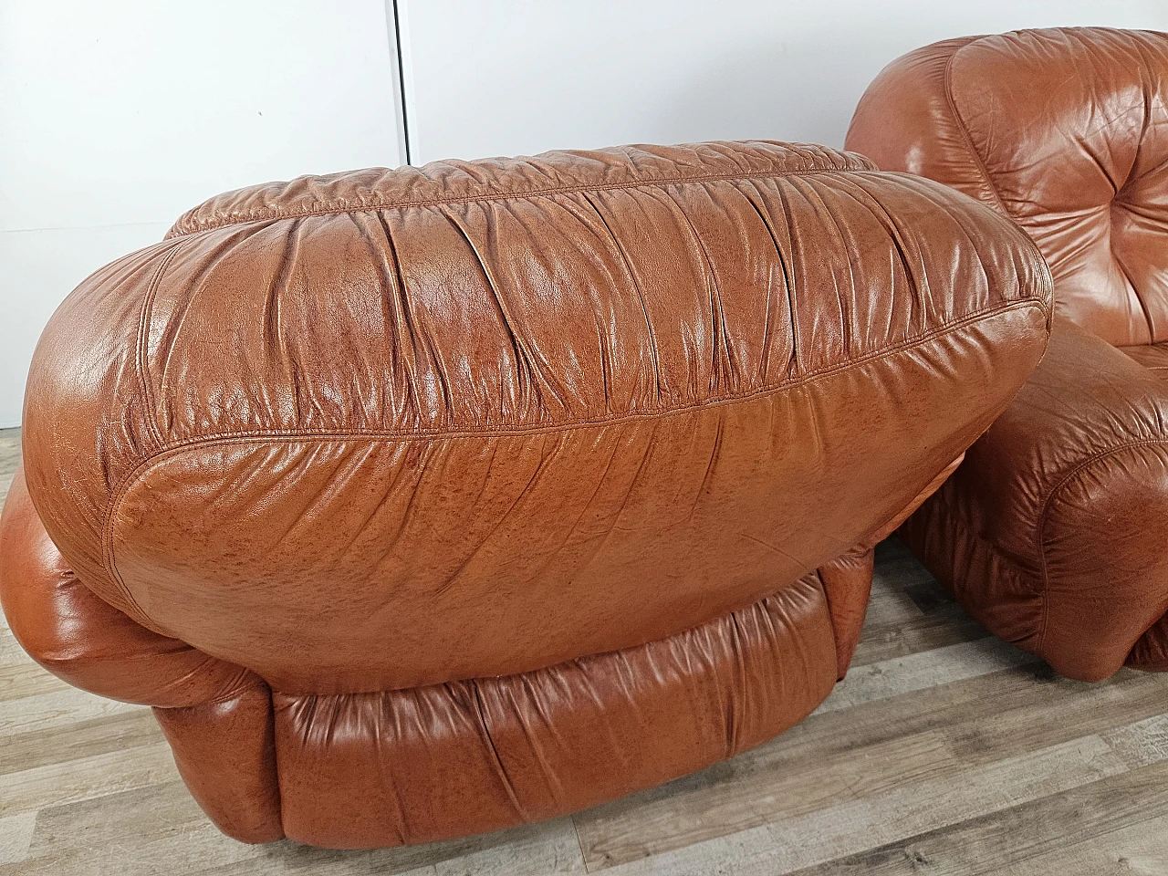 Club armchairs in leather, 70s 23