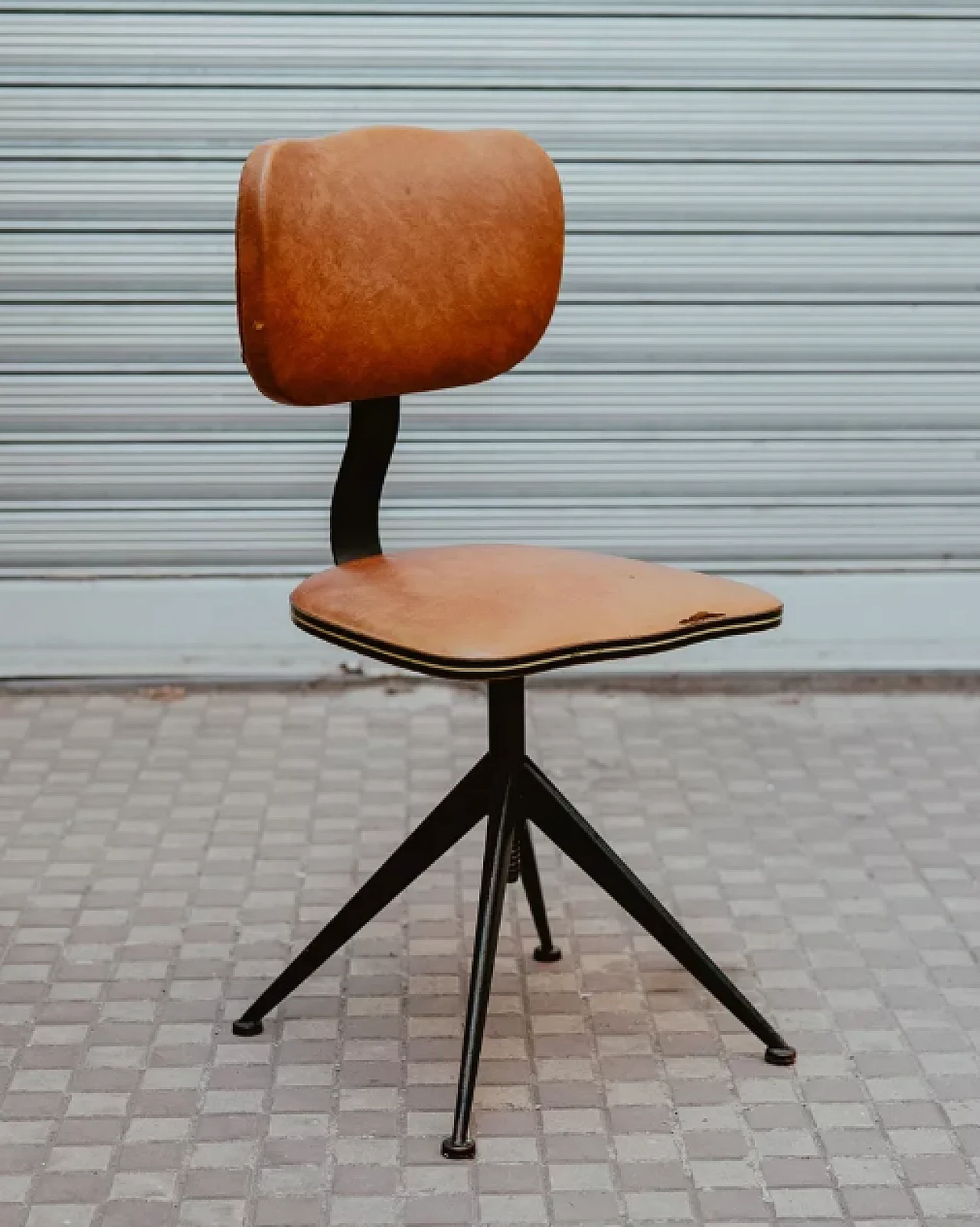 Iron and leather swivel office chair, 1950s 3