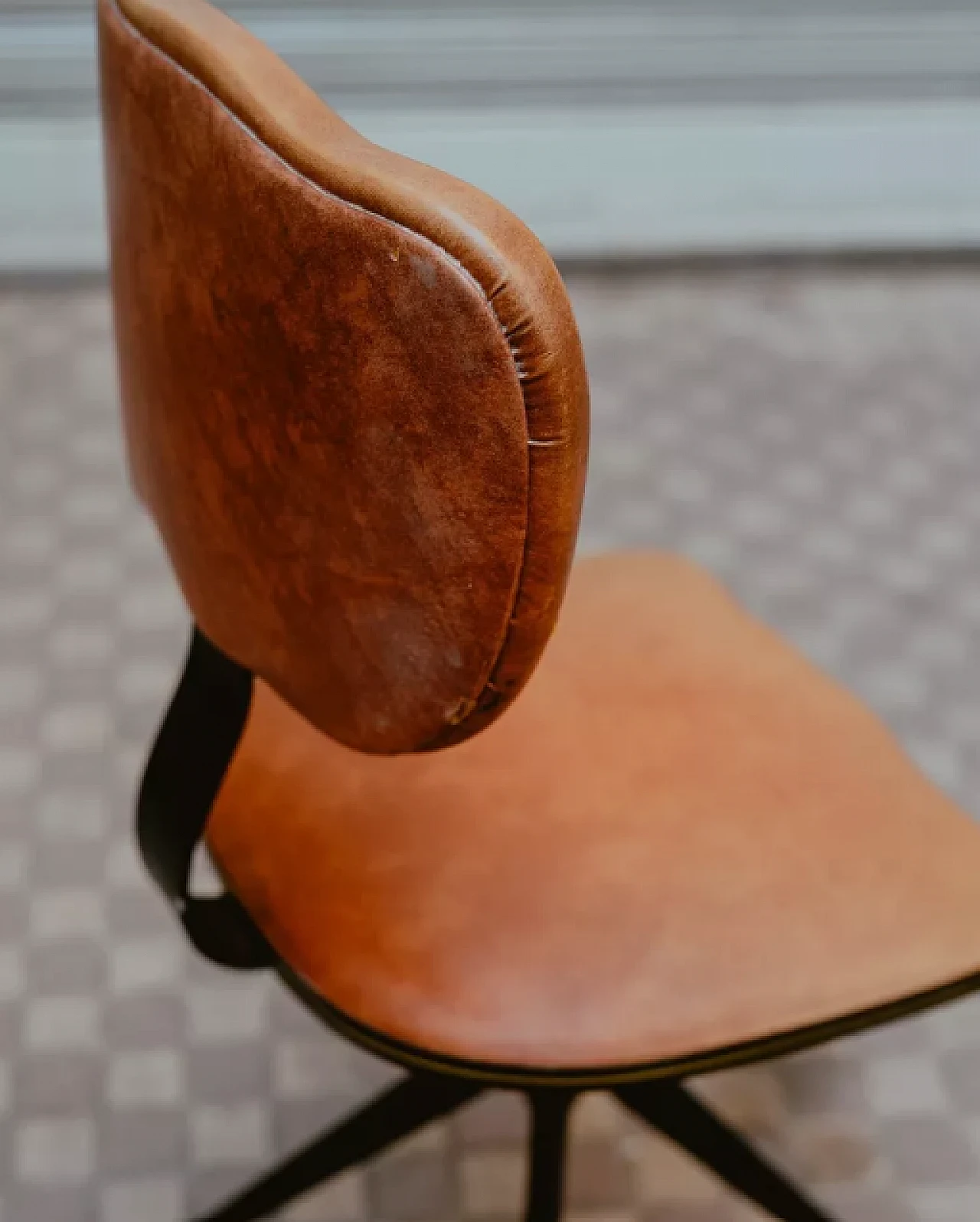 Iron and leather swivel office chair, 1950s 4