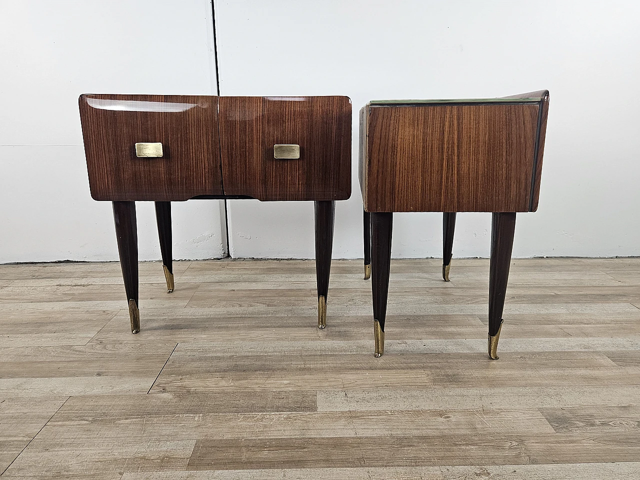 Comodini Mid Century in mogano ottone e vetro, anni '50 3