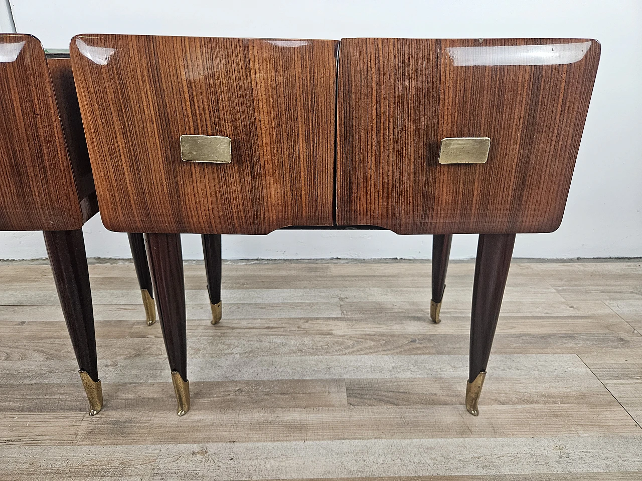 Comodini Mid Century in mogano ottone e vetro, anni '50 12