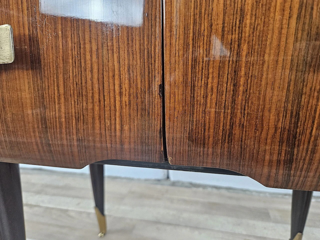 Comodini Mid Century in mogano ottone e vetro, anni '50 15