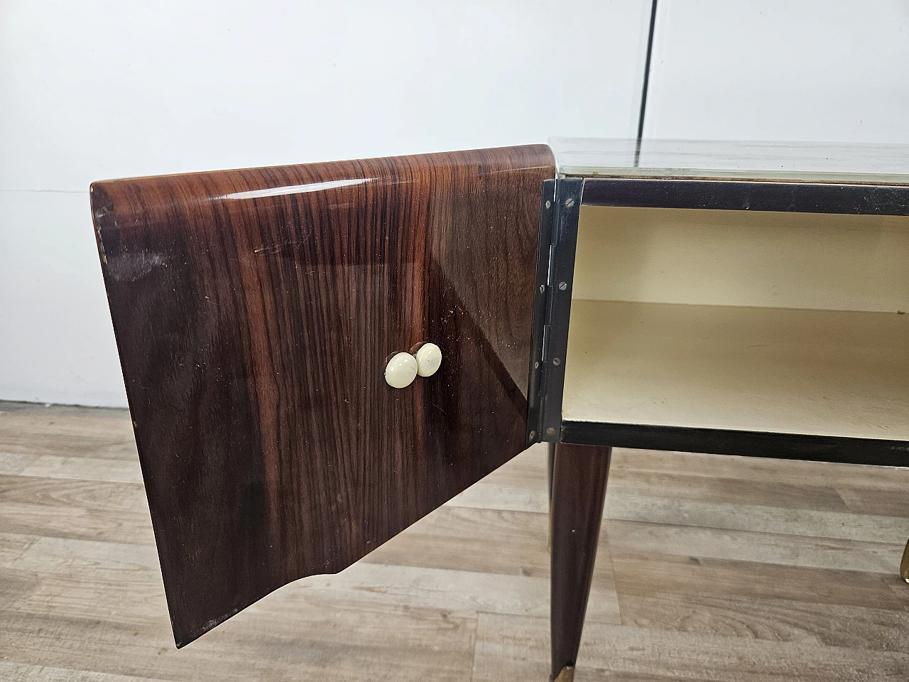 Comodini Mid Century in mogano ottone e vetro, anni '50 17