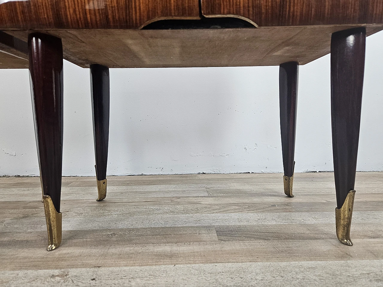 Comodini Mid Century in mogano ottone e vetro, anni '50 19