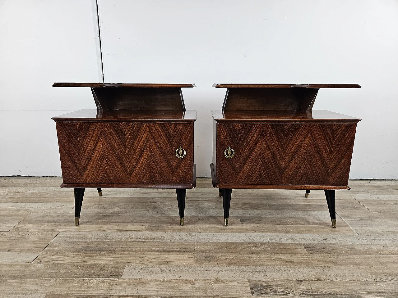 Comodini di design in mogano e ottone, anni '60 1