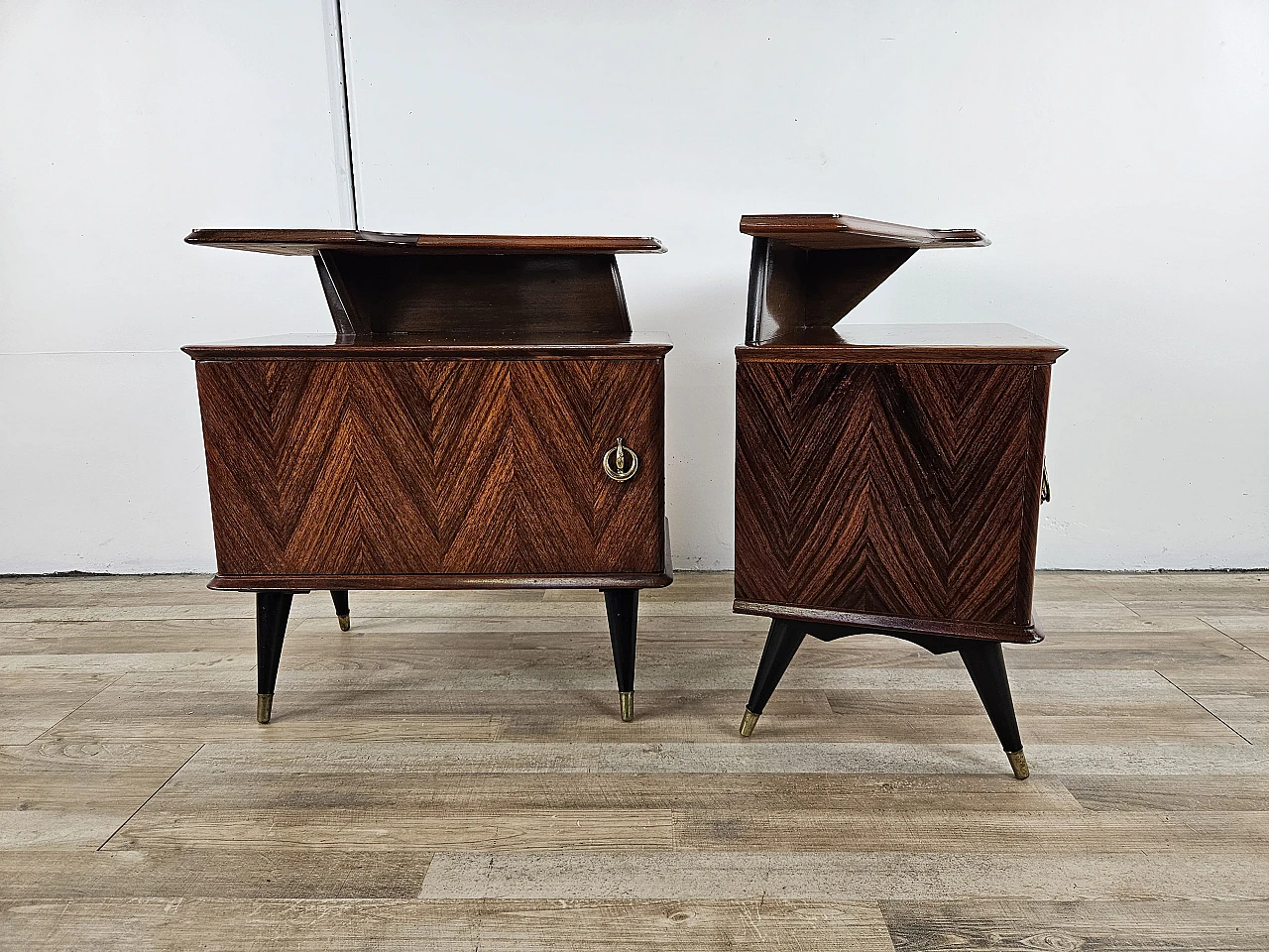 Comodini di design in mogano e ottone, anni '60 2