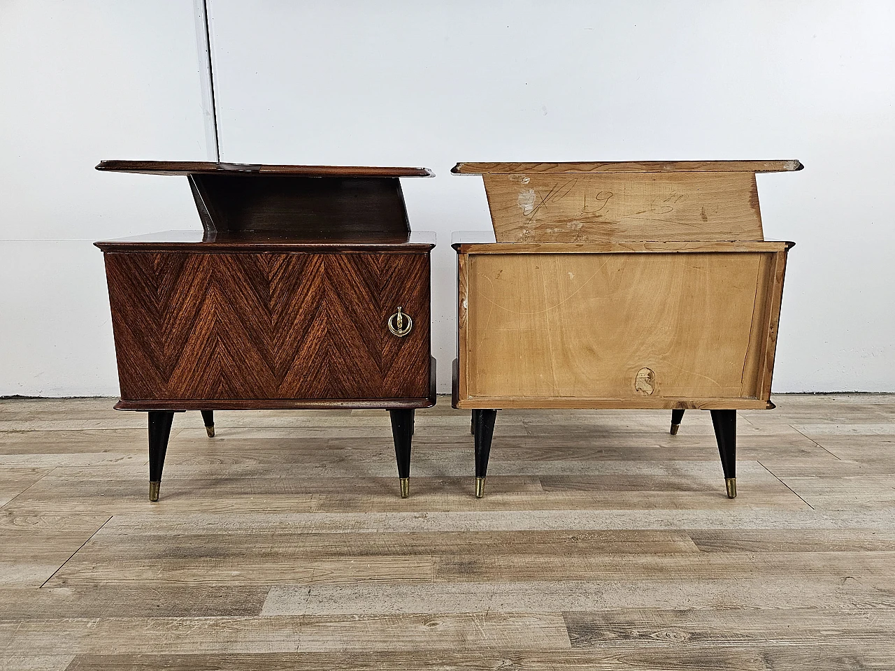 Comodini di design in mogano e ottone, anni '60 3