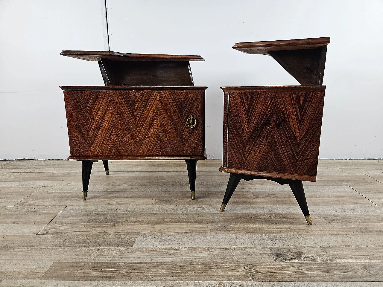 Comodini di design in mogano e ottone, anni '60 4