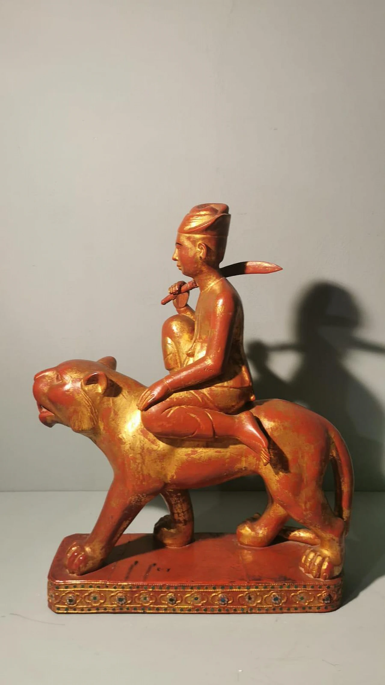 Burmese wood sculpture lacquered red and gold, 18th century 14