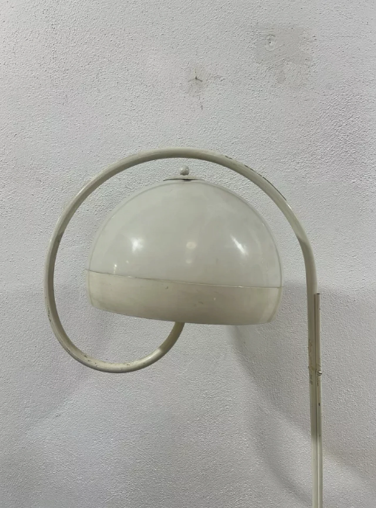 Lampada da terra con base in marmo di Harvey Guzzini, anni '70 3