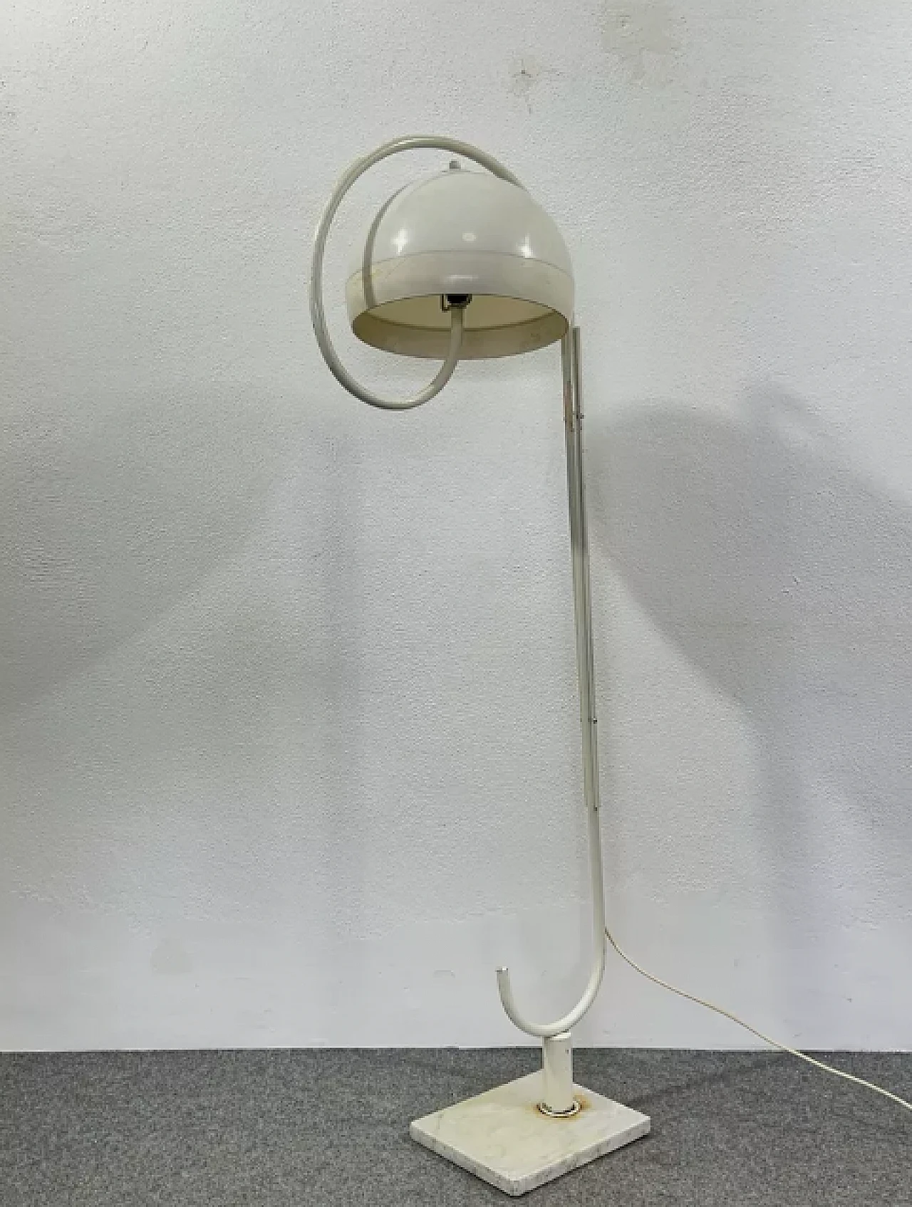 Lampada da terra con base in marmo di Harvey Guzzini, anni '70 6