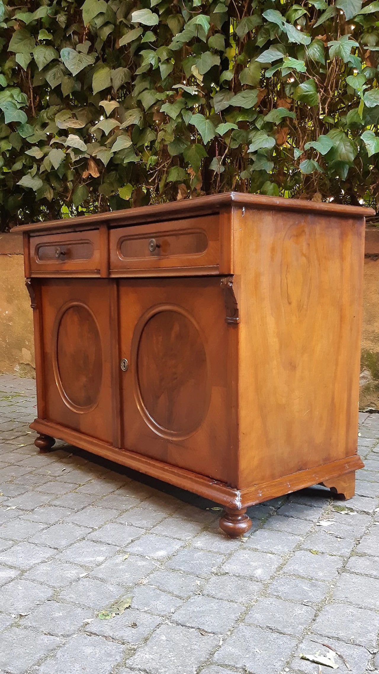 Walnut panelled sideboard, 19th century 3