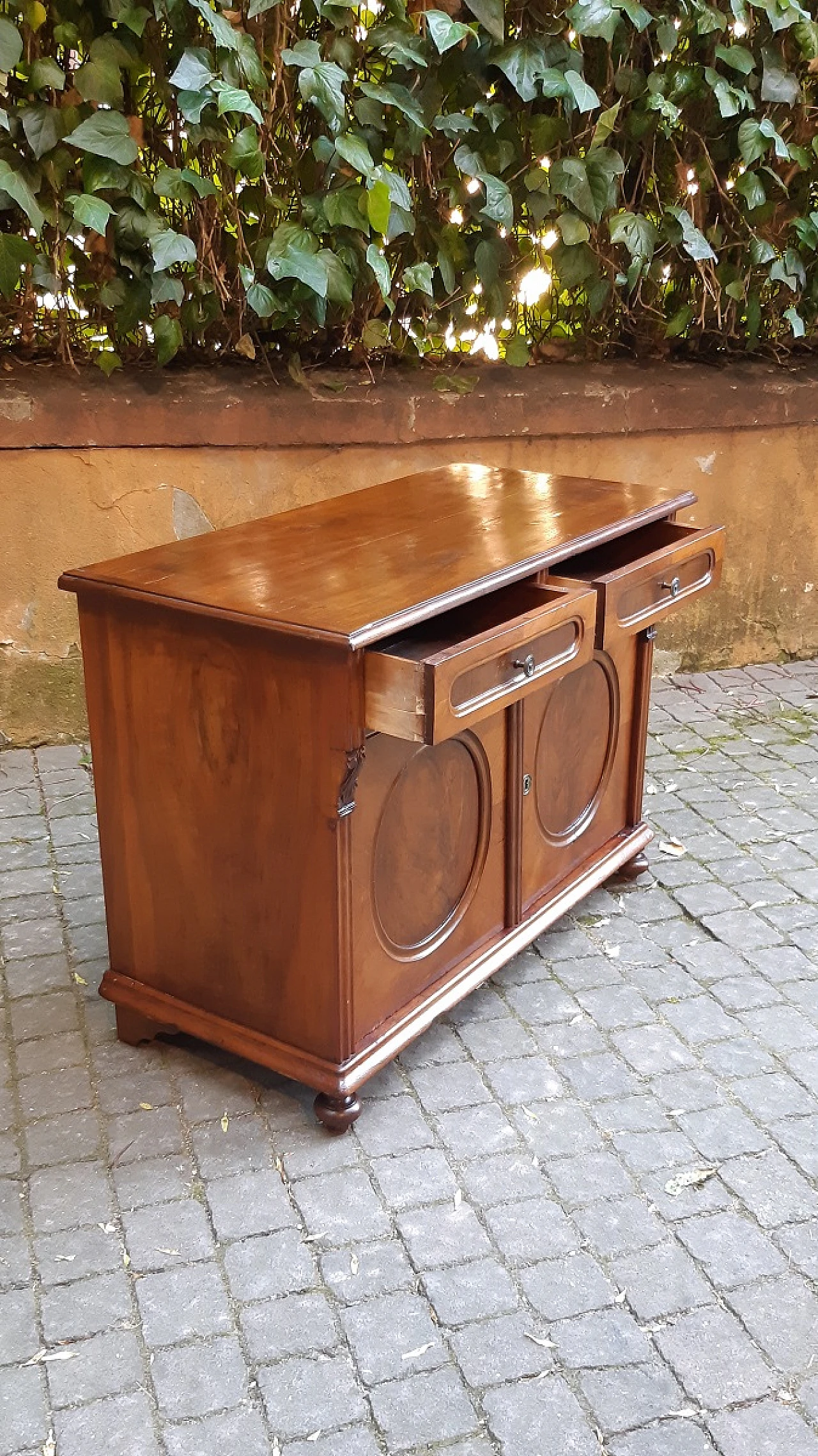 Walnut panelled sideboard, 19th century 7