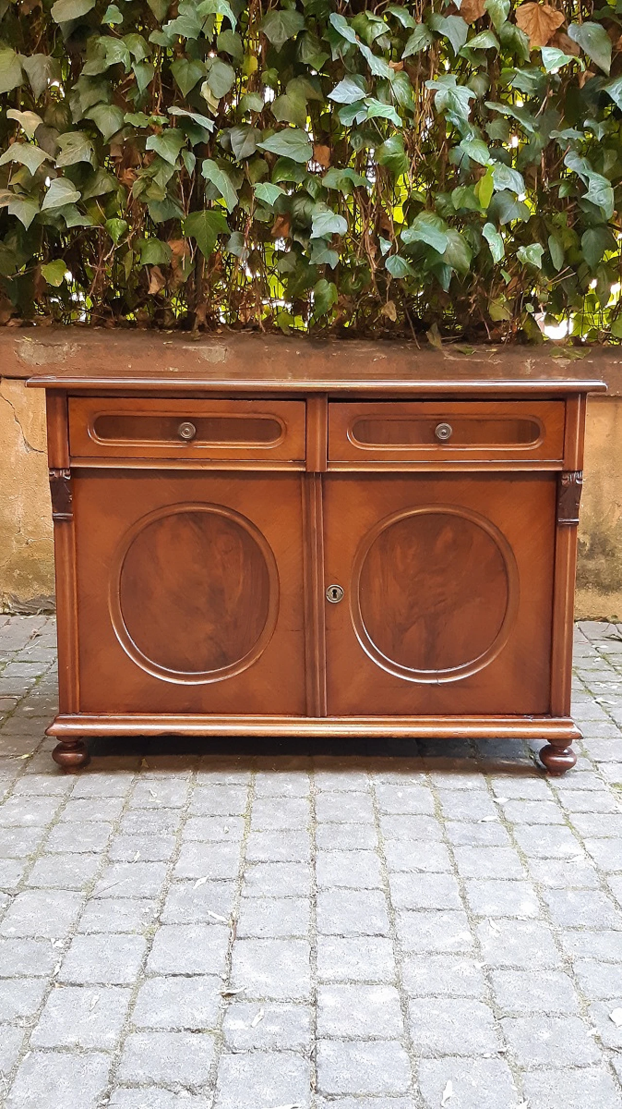 Walnut panelled sideboard, 19th century 8