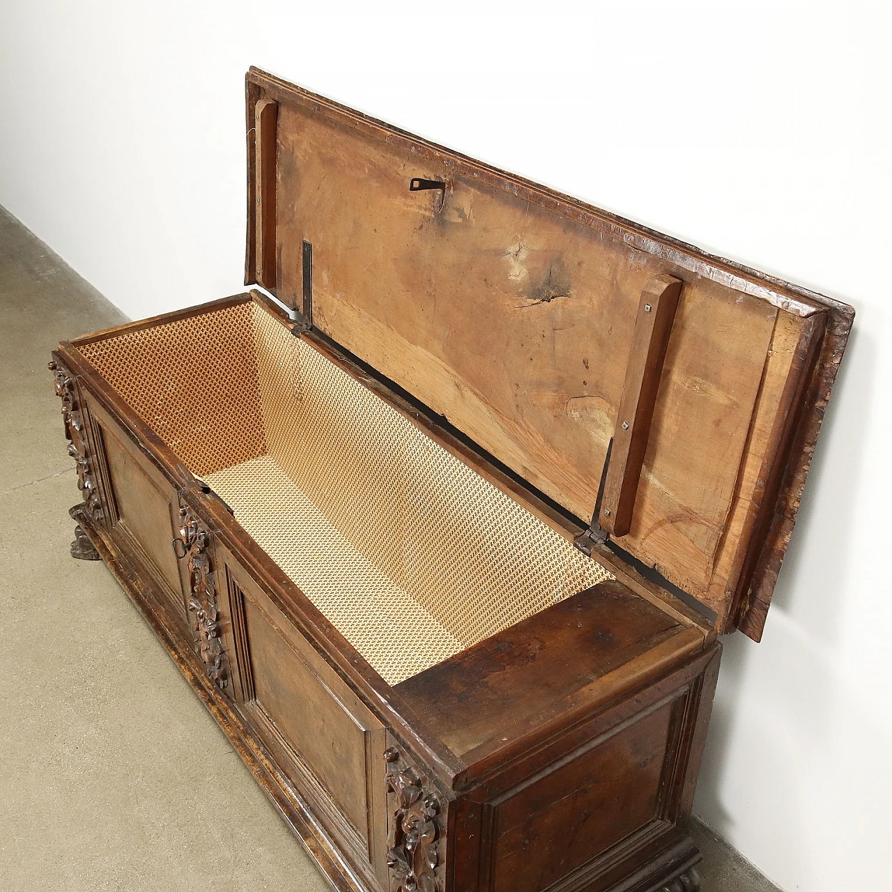 Baroque walnut chest, early 18th century 3