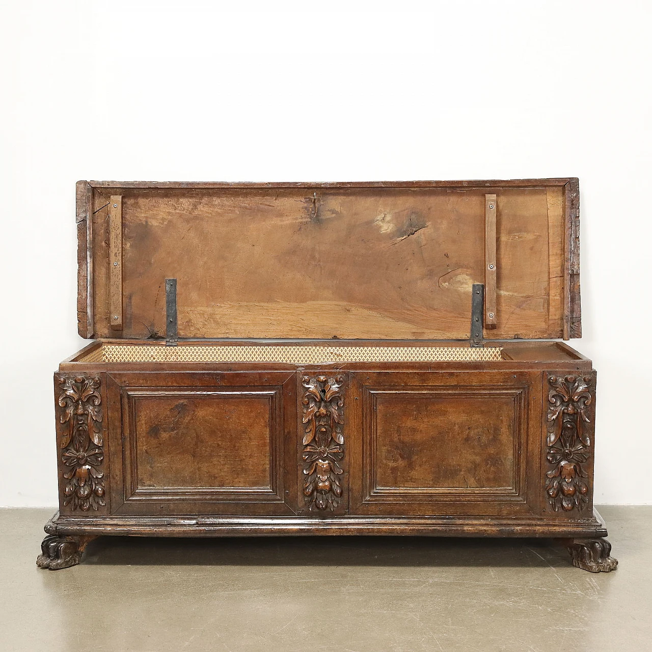 Baroque walnut chest, early 18th century 4