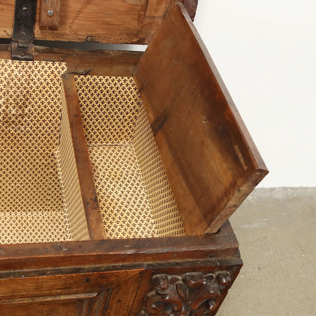 Baroque walnut chest, early 18th century 5