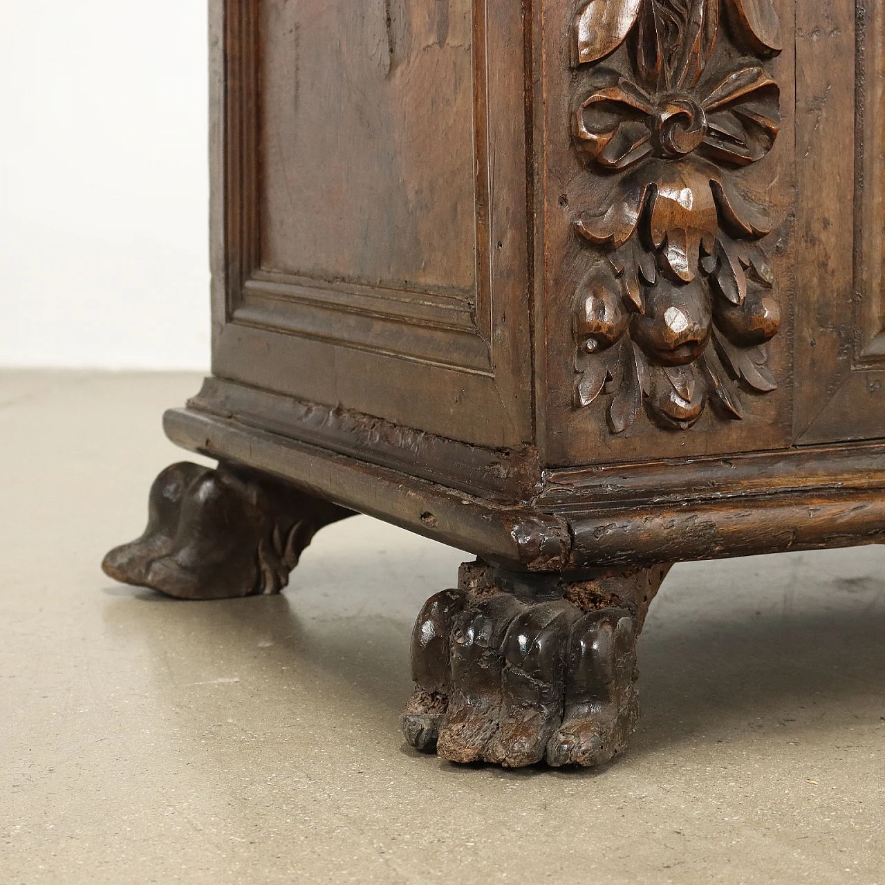 Baroque walnut chest, early 18th century 9