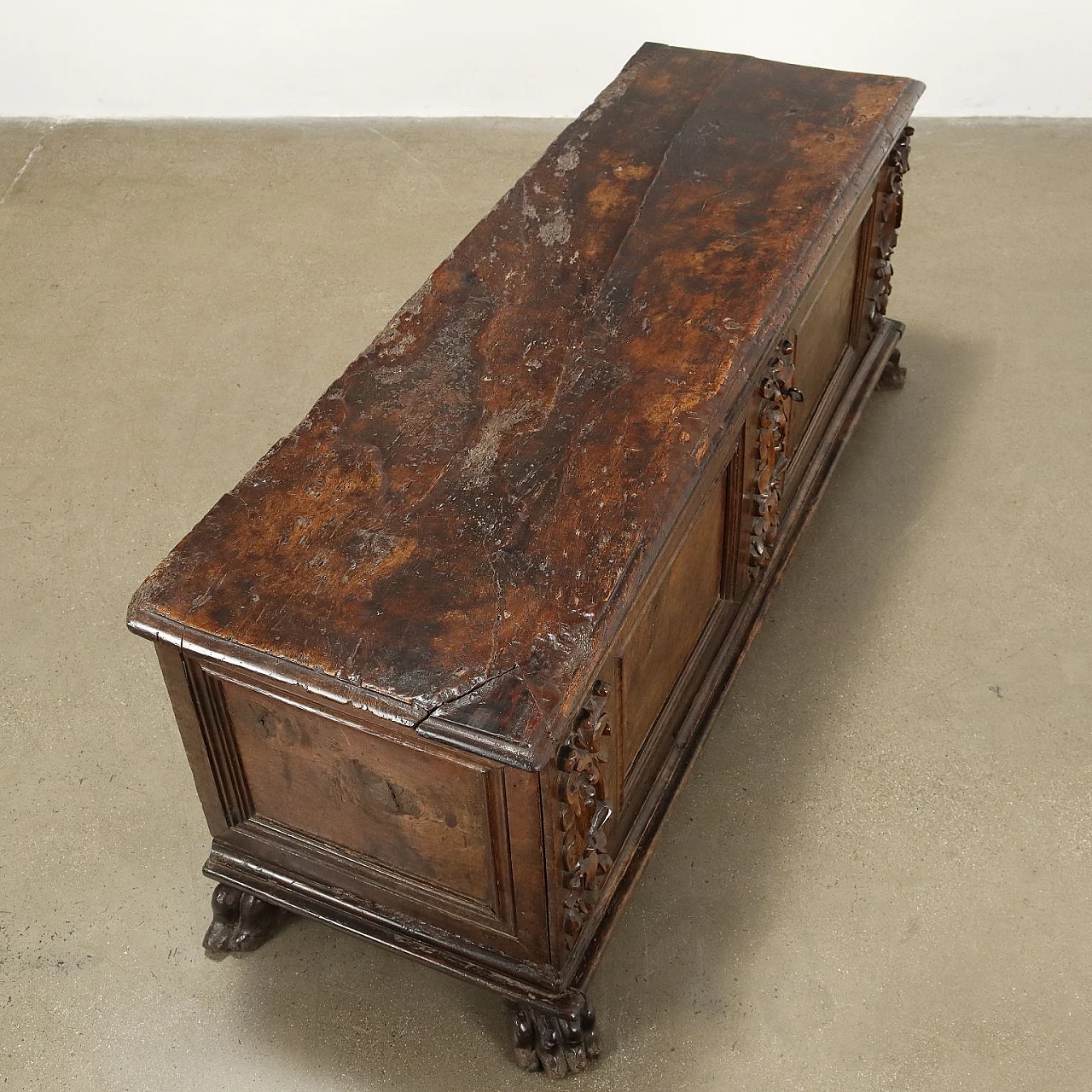 Baroque walnut chest, early 18th century 10