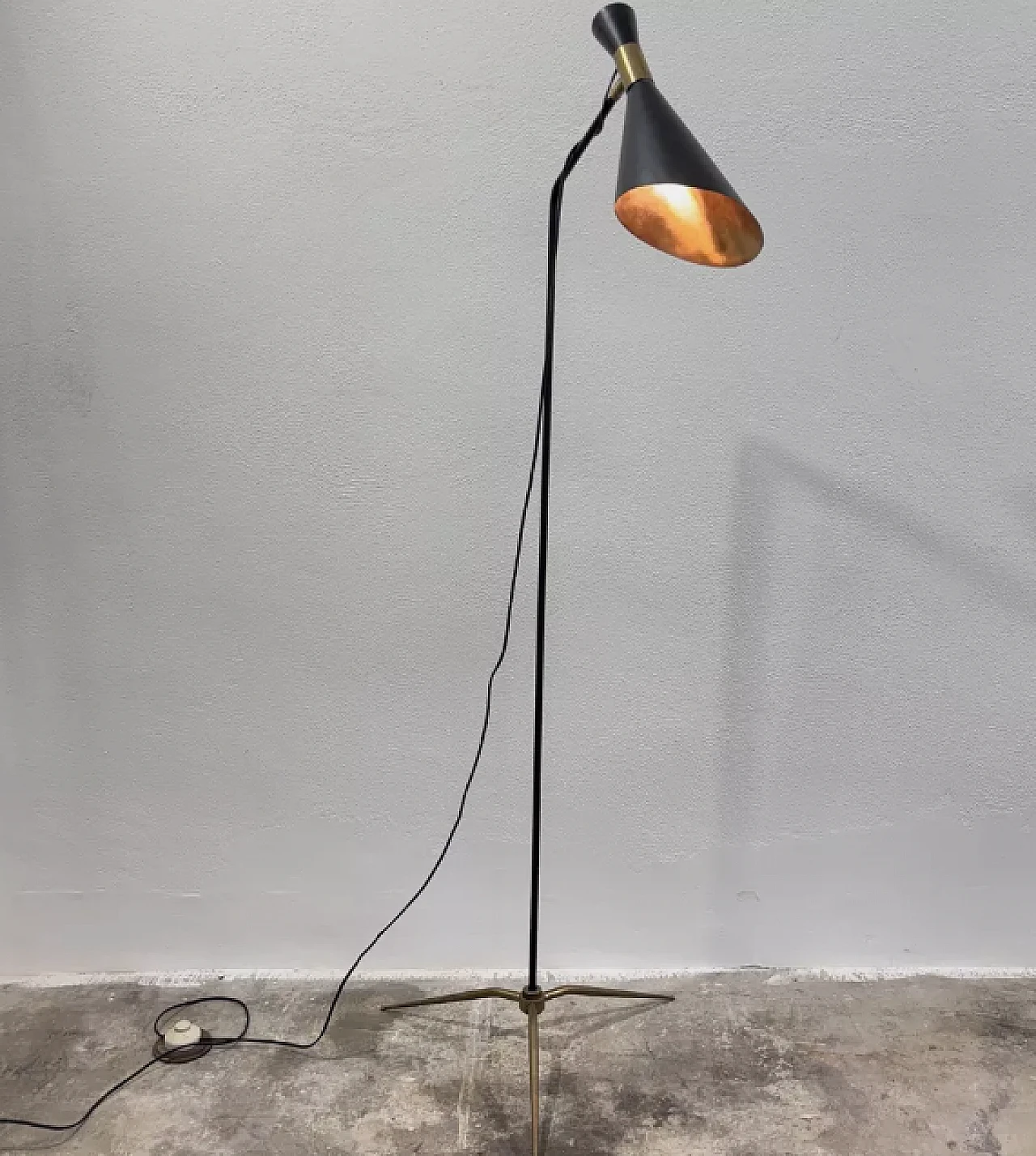 Giuseppe Ostuni style metal and brass floor lamp, 1950s 1