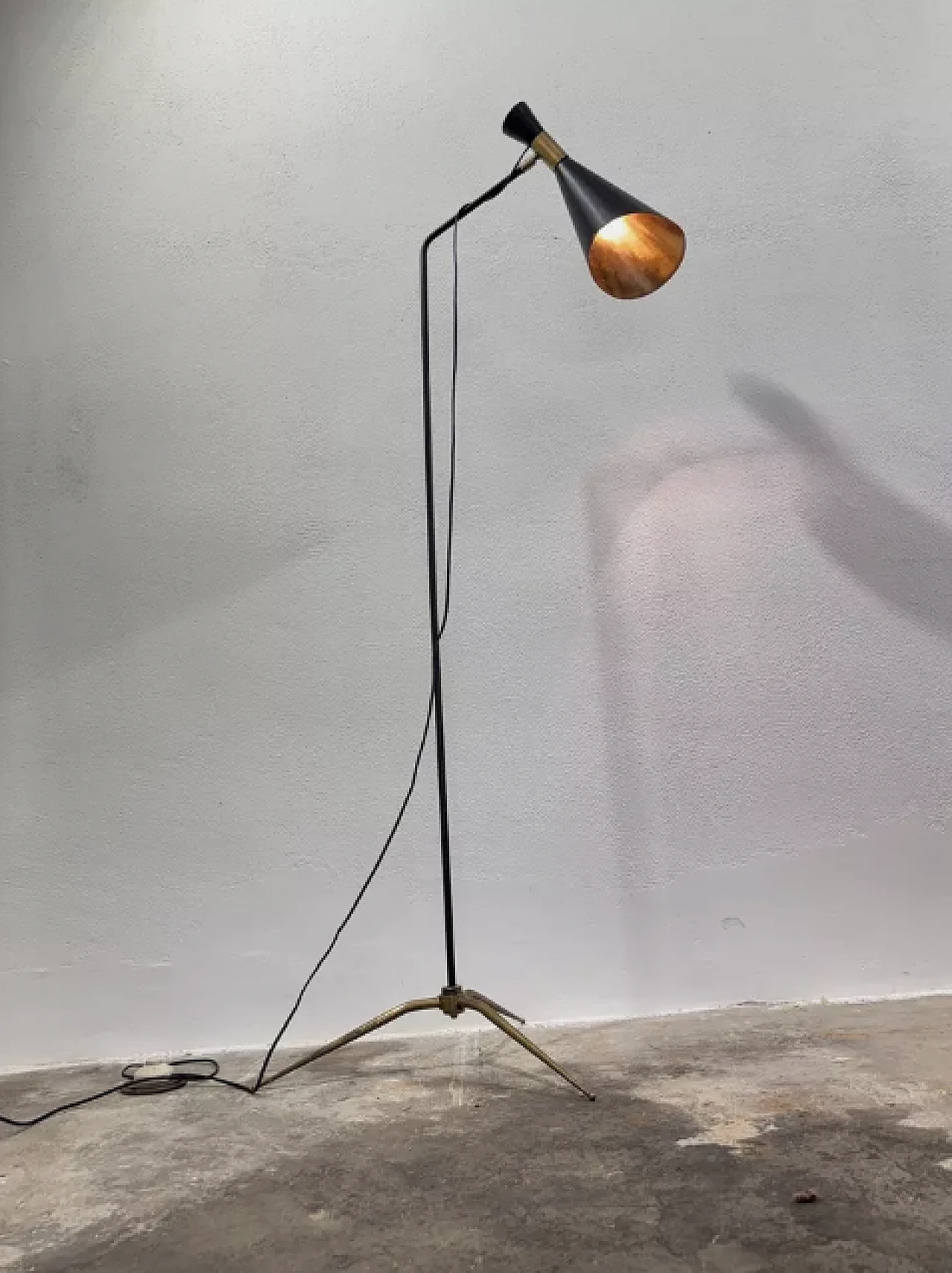 Giuseppe Ostuni style metal and brass floor lamp, 1950s 8