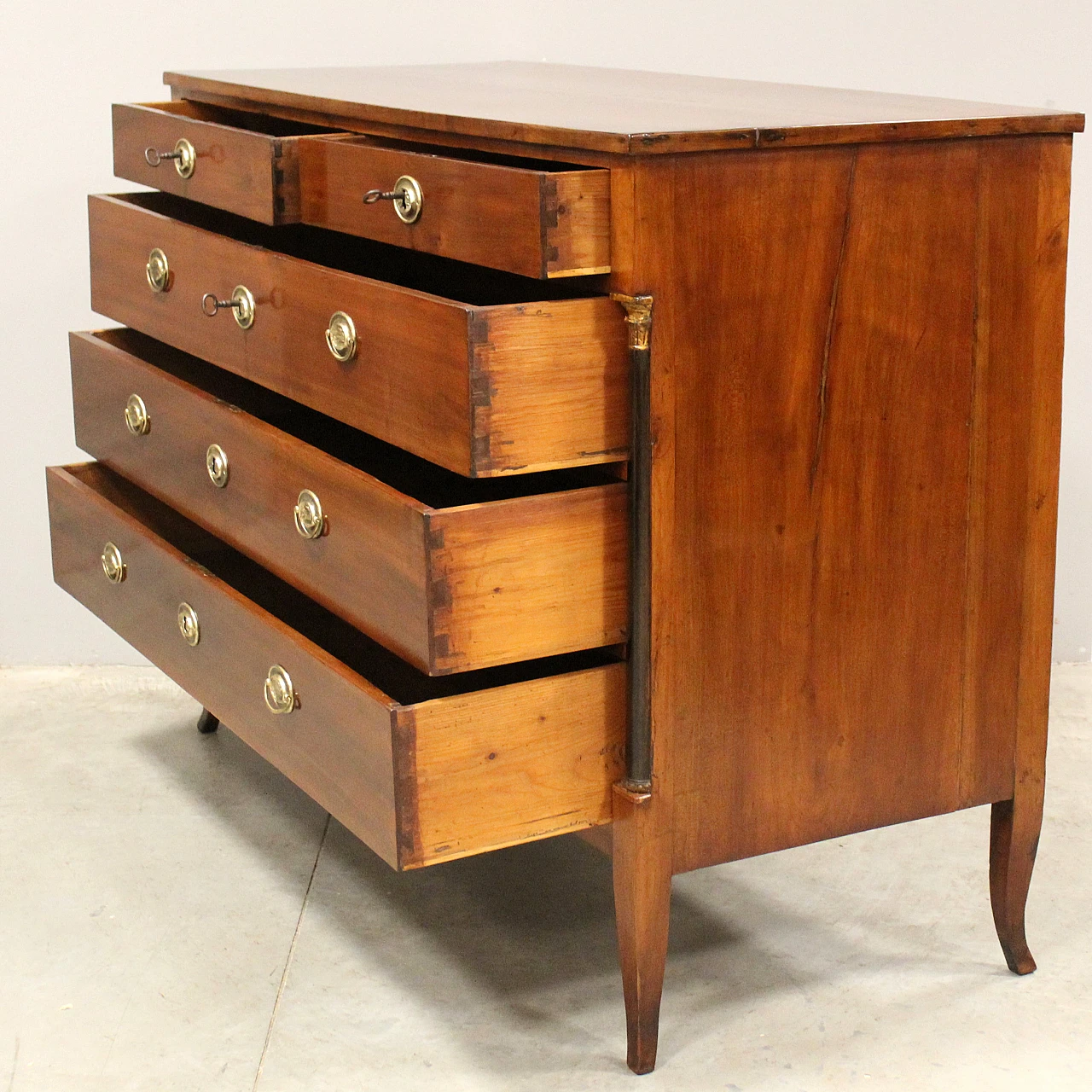 Direttorio chest of drawers in 18th century Italian cherry wood 4