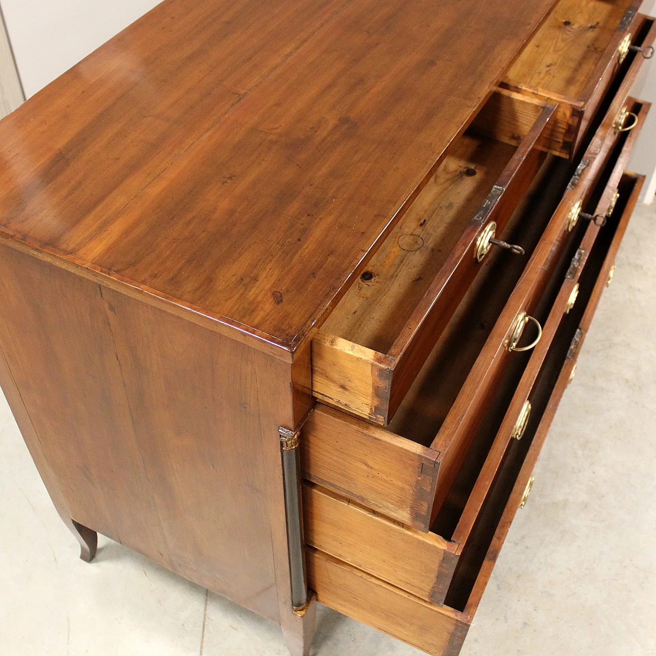 Direttorio chest of drawers in 18th century Italian cherry wood 9