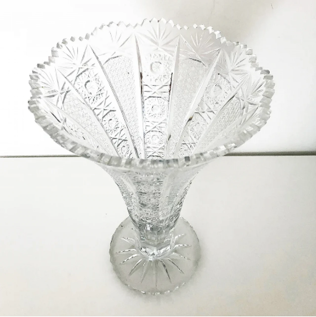 Transparent Bohemia crystal vase inlaid with wheel, early 20th century 4