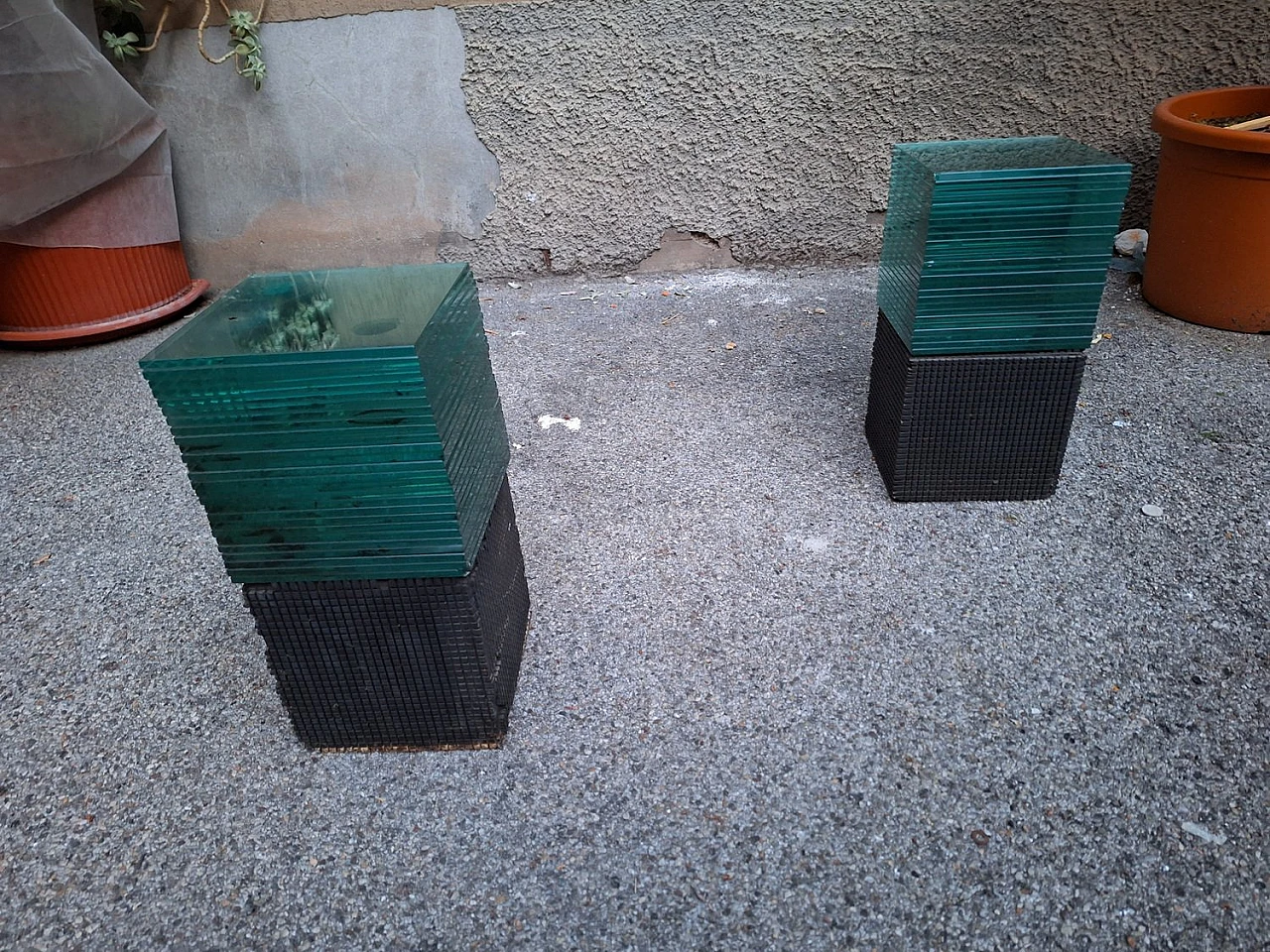 Pair of bedside tables in Urano palma stone and glass, 1980s 2