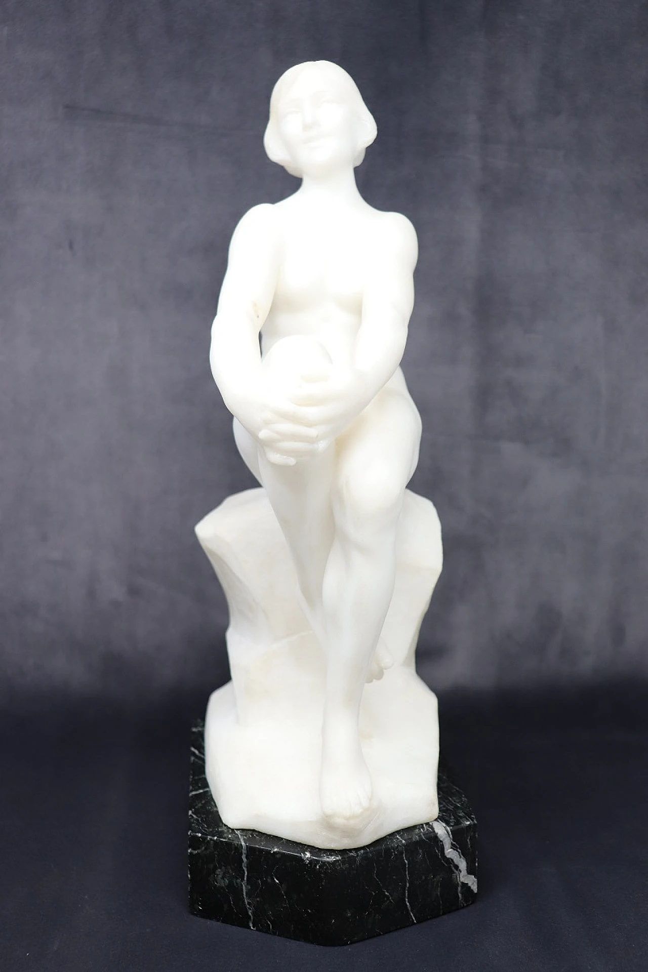 Nude woman, art deco sculpture in white marble, 30s 2