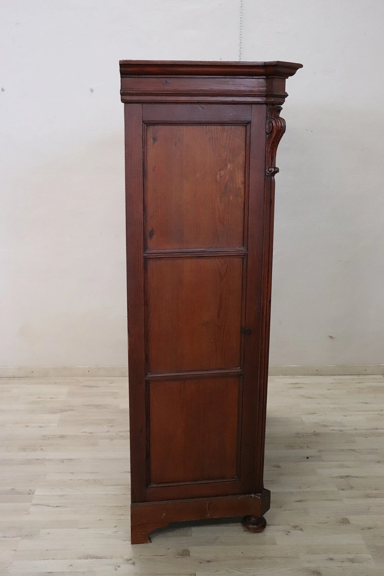 Showcase in solid larch, 19th century 10