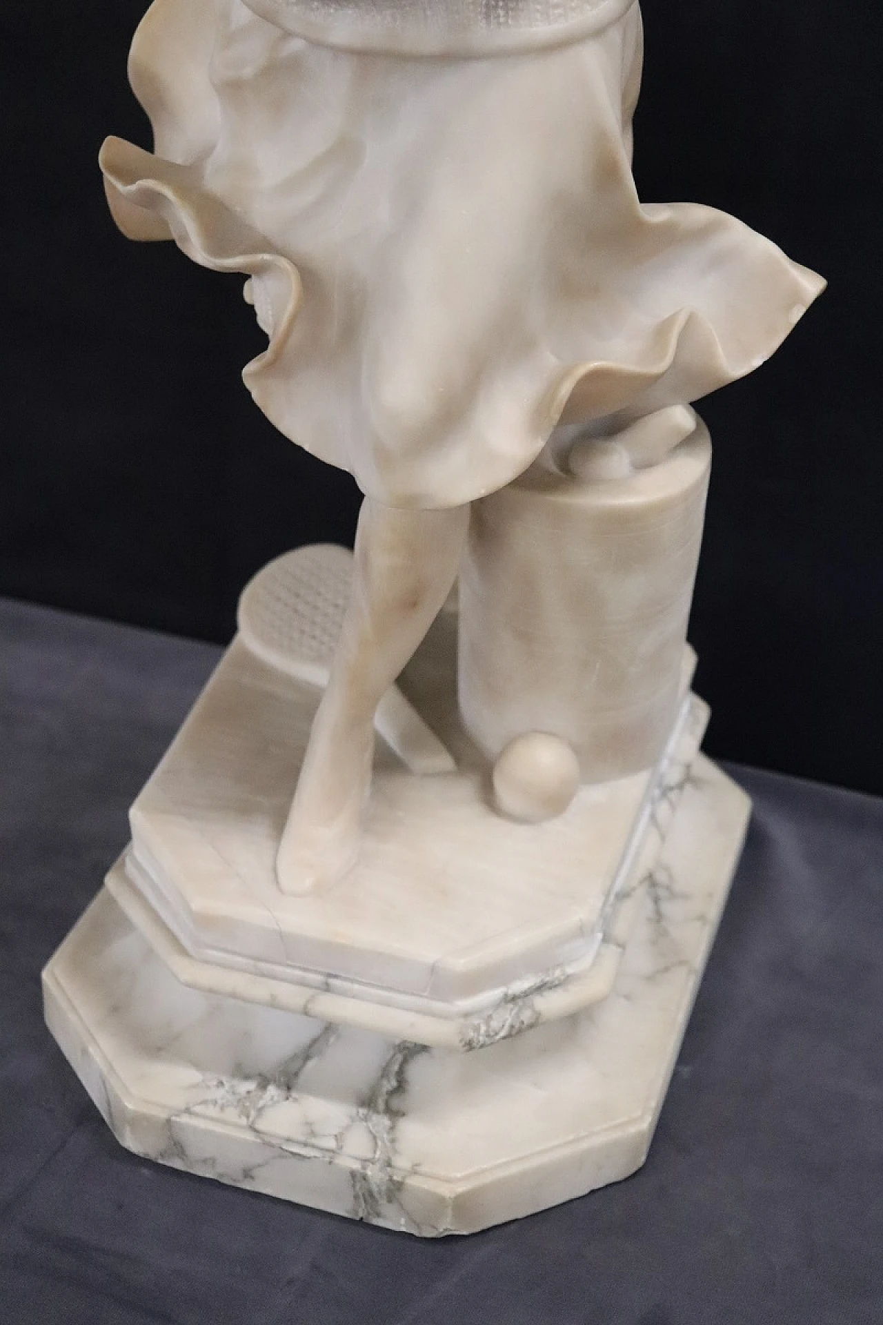 Scultura in marmo, ragazza che gioca a tennis, primi ‘900 3