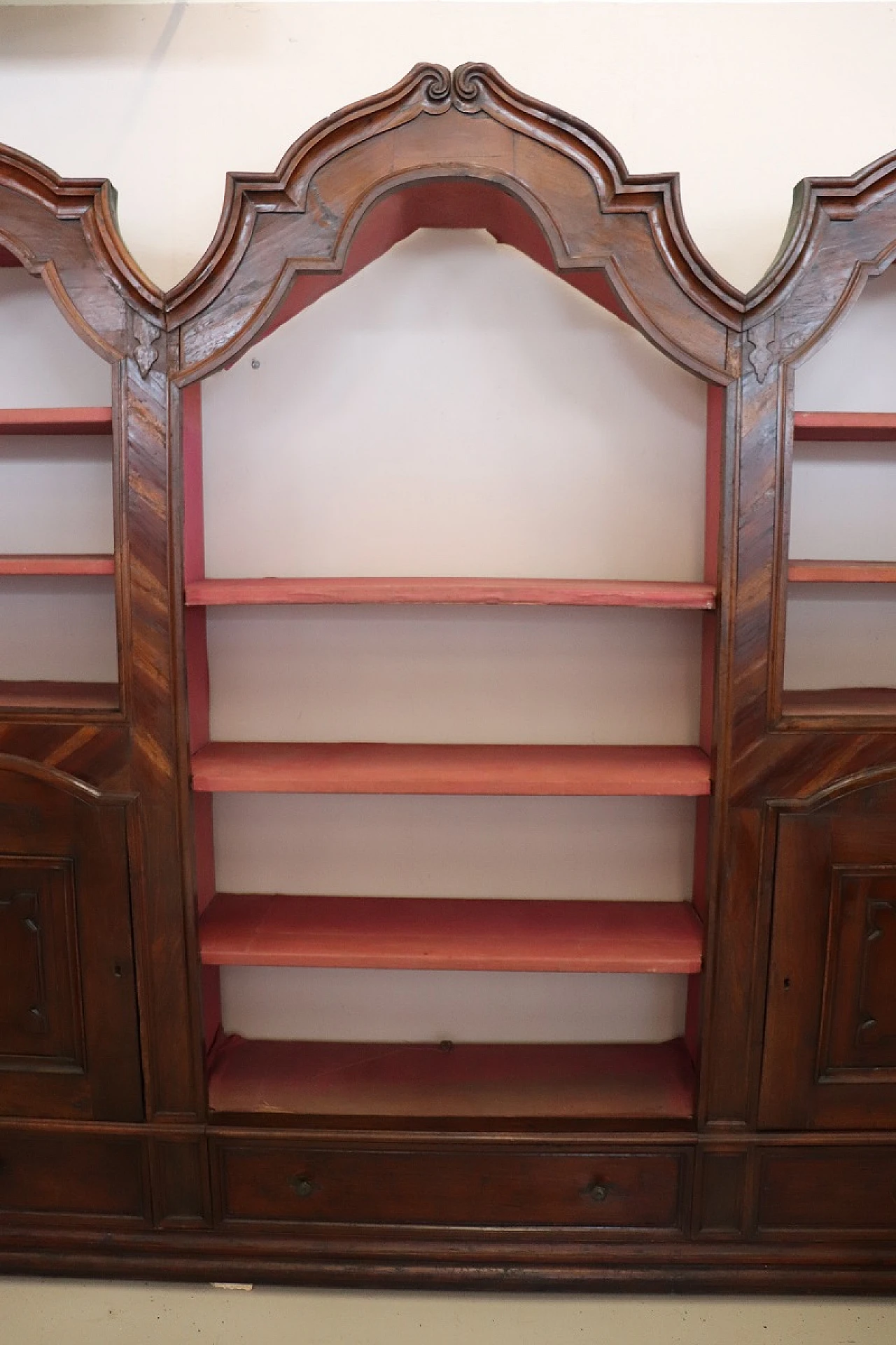 Large walnut bookcase, 17th century 3