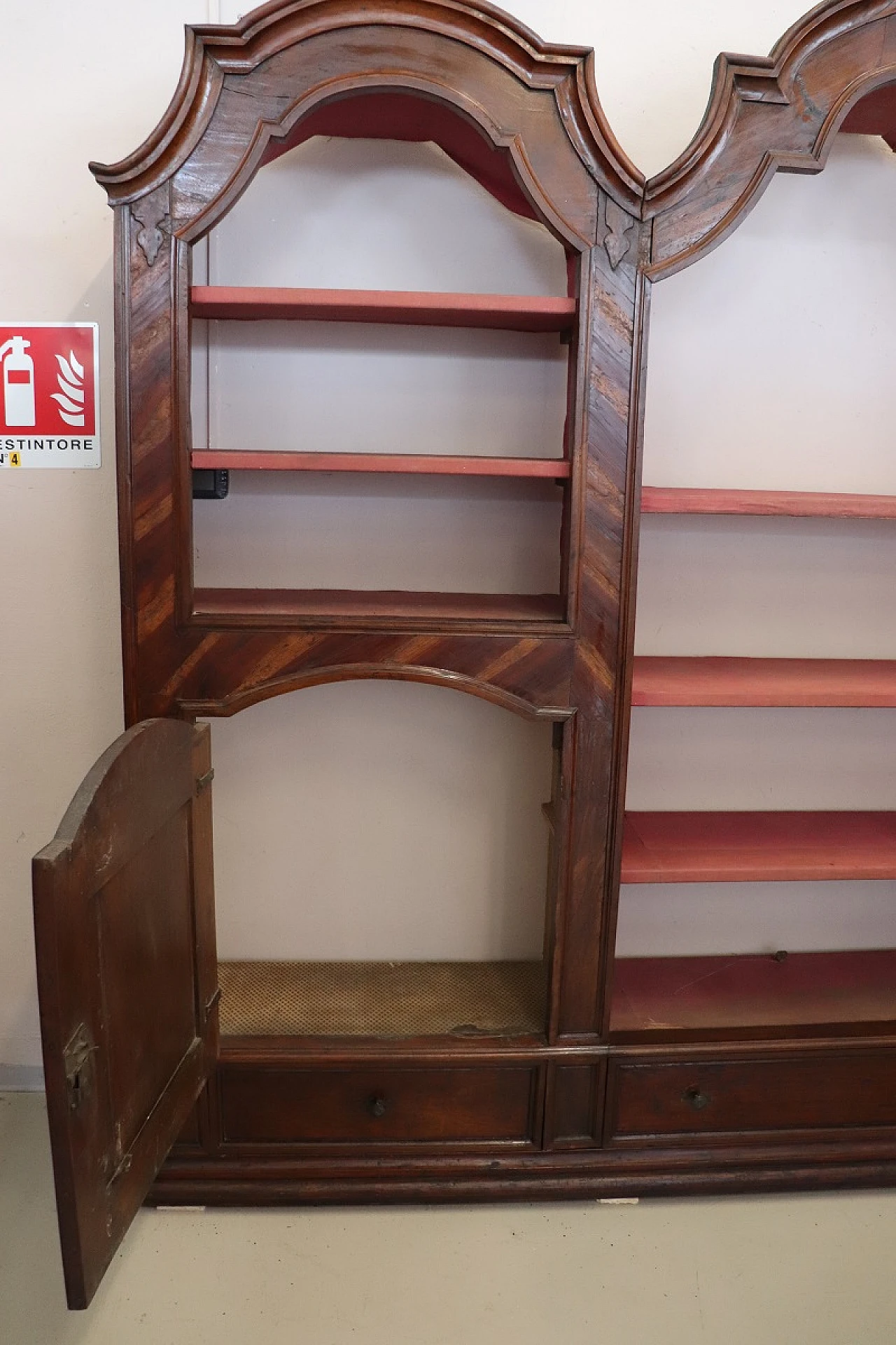 Large walnut bookcase, 17th century 8