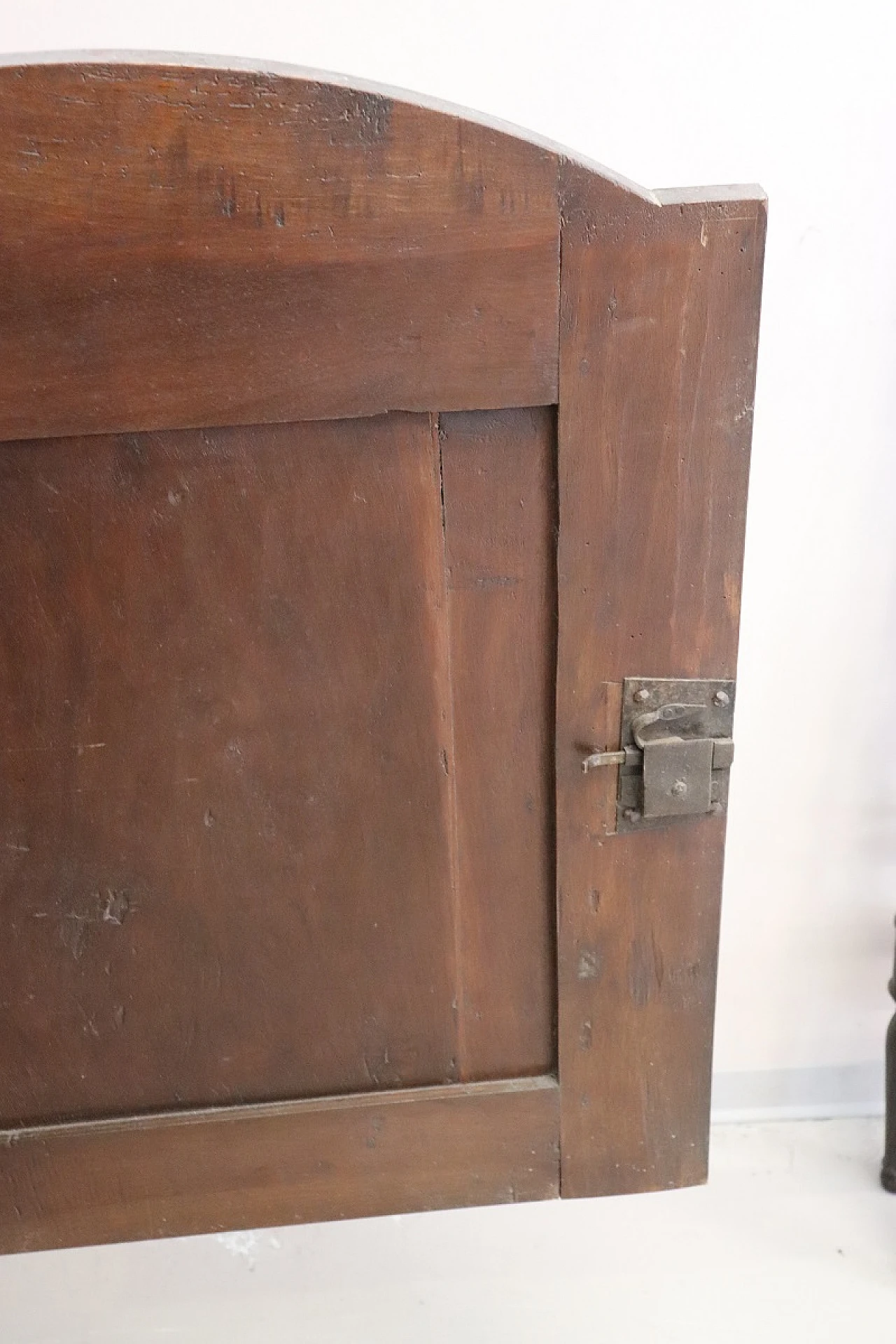 Large walnut bookcase, 17th century 12