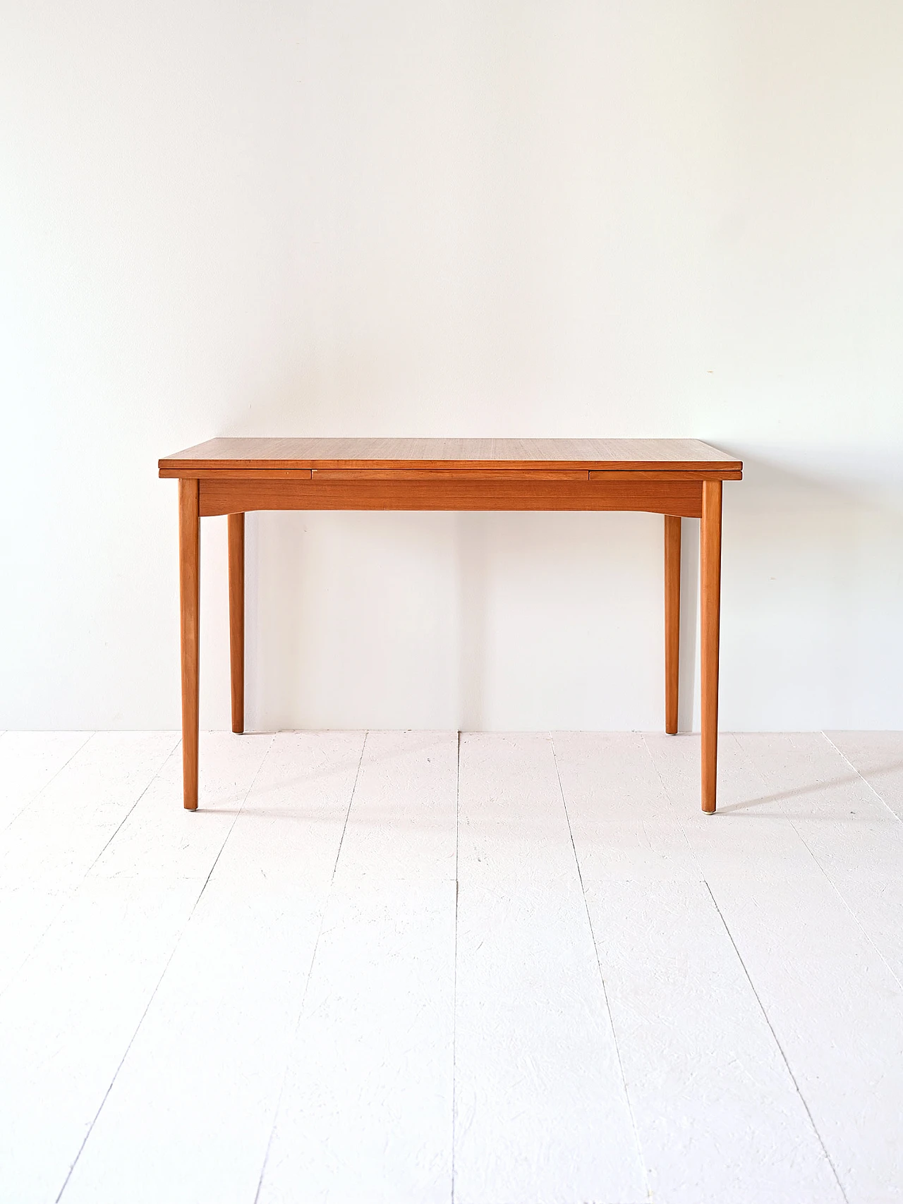 Extendable Scandinavian table 2