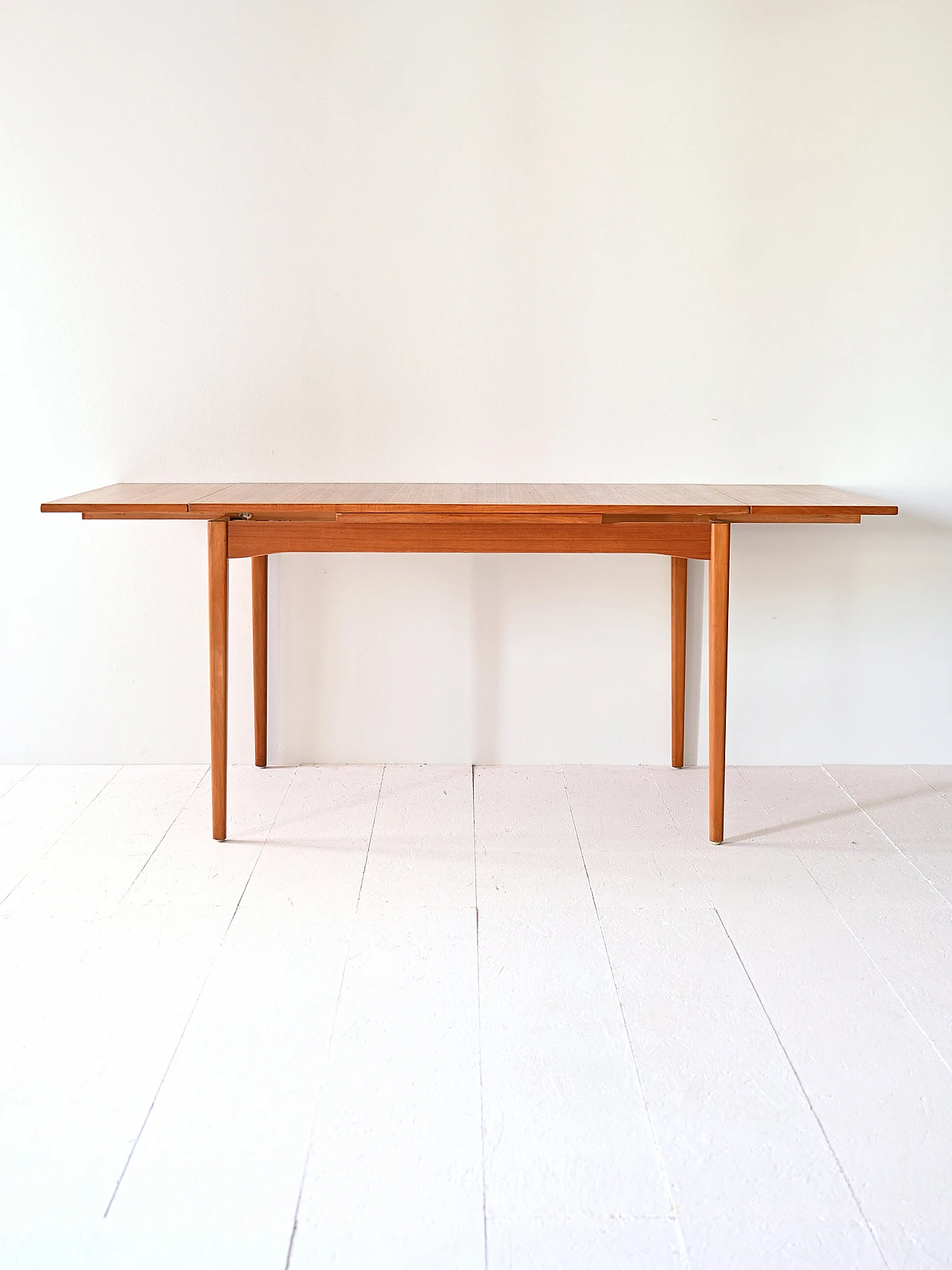 Extendable Scandinavian table 3