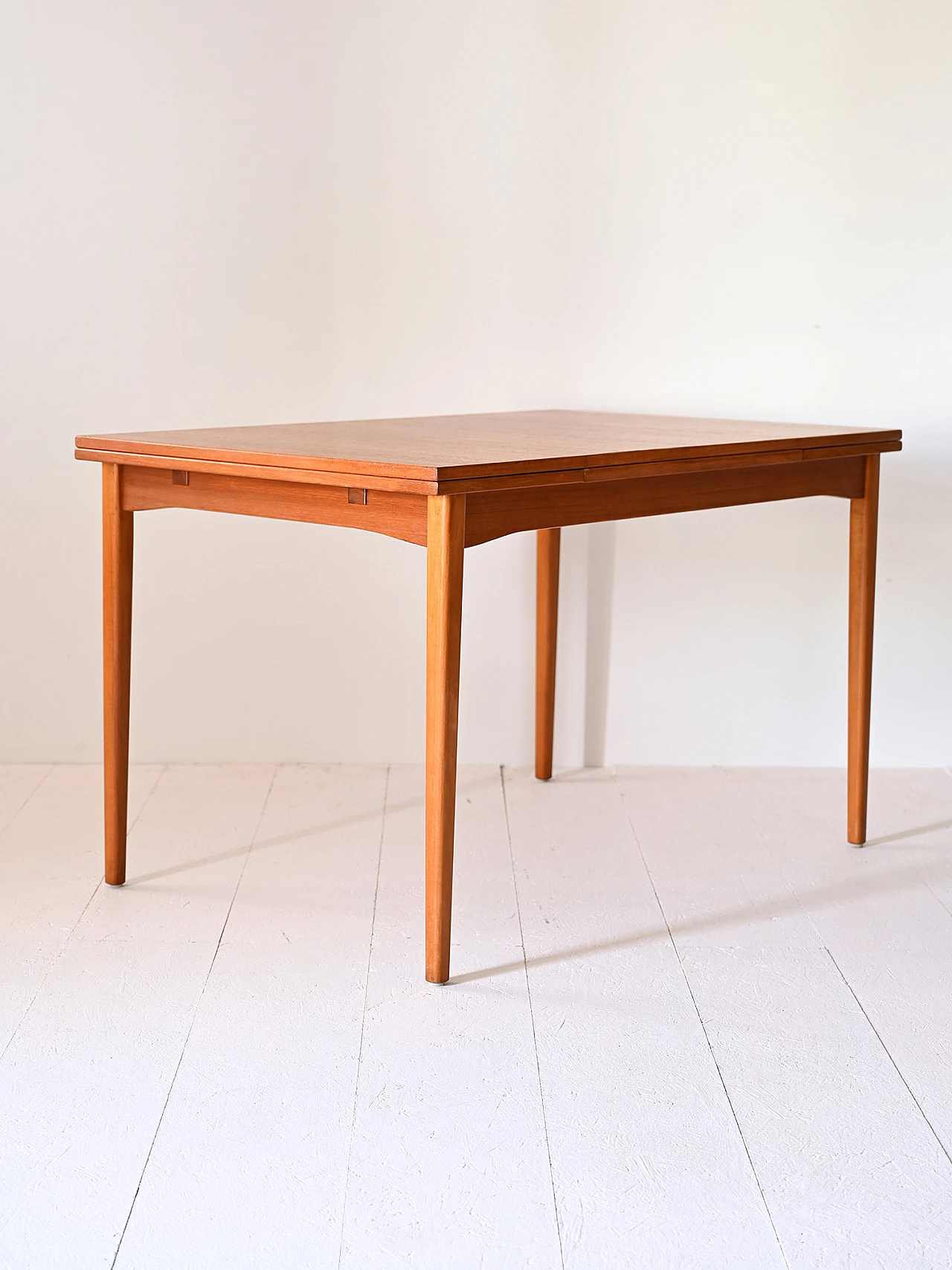 Extendable Scandinavian table 4