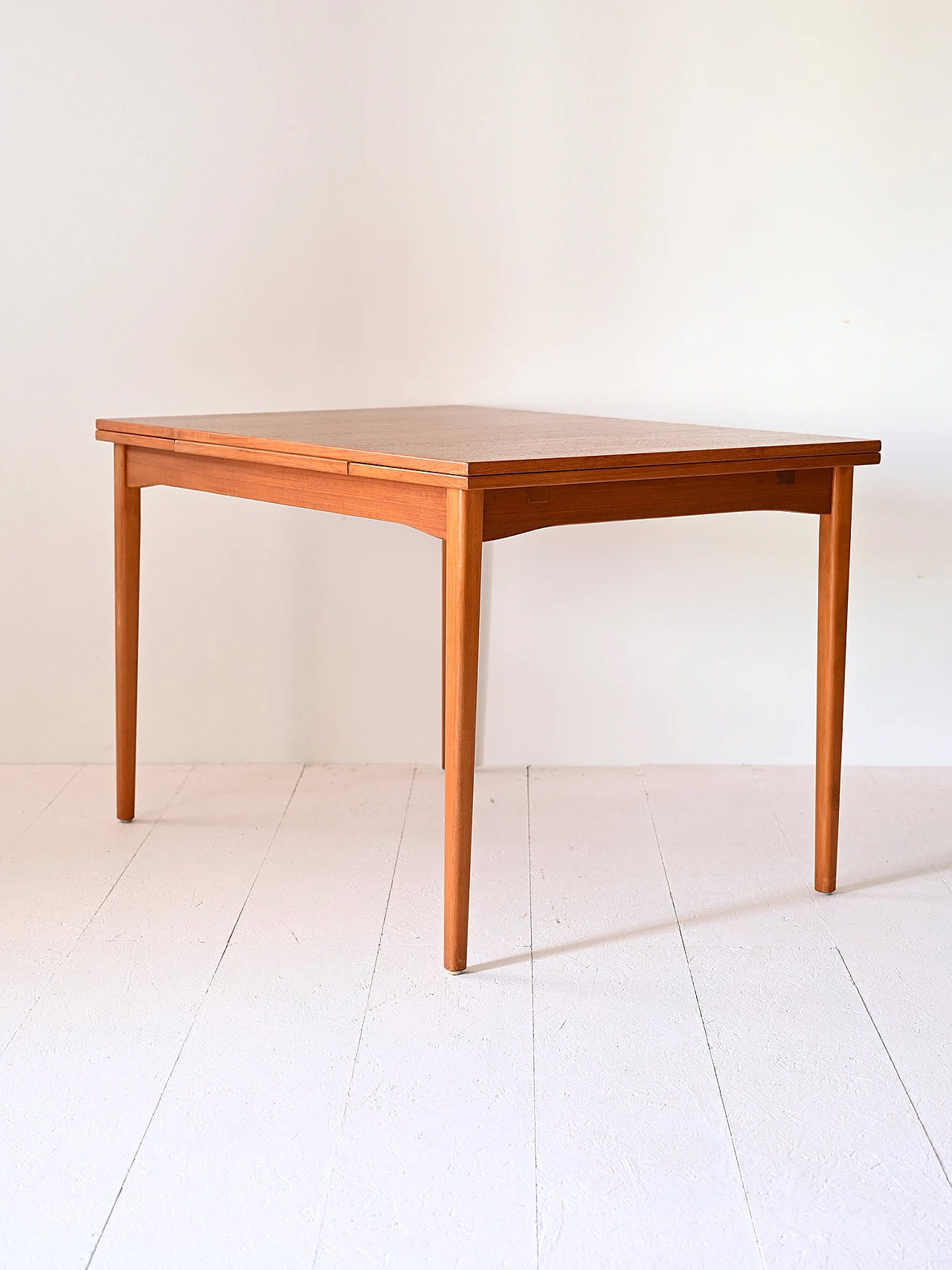 Extendable Scandinavian table 5